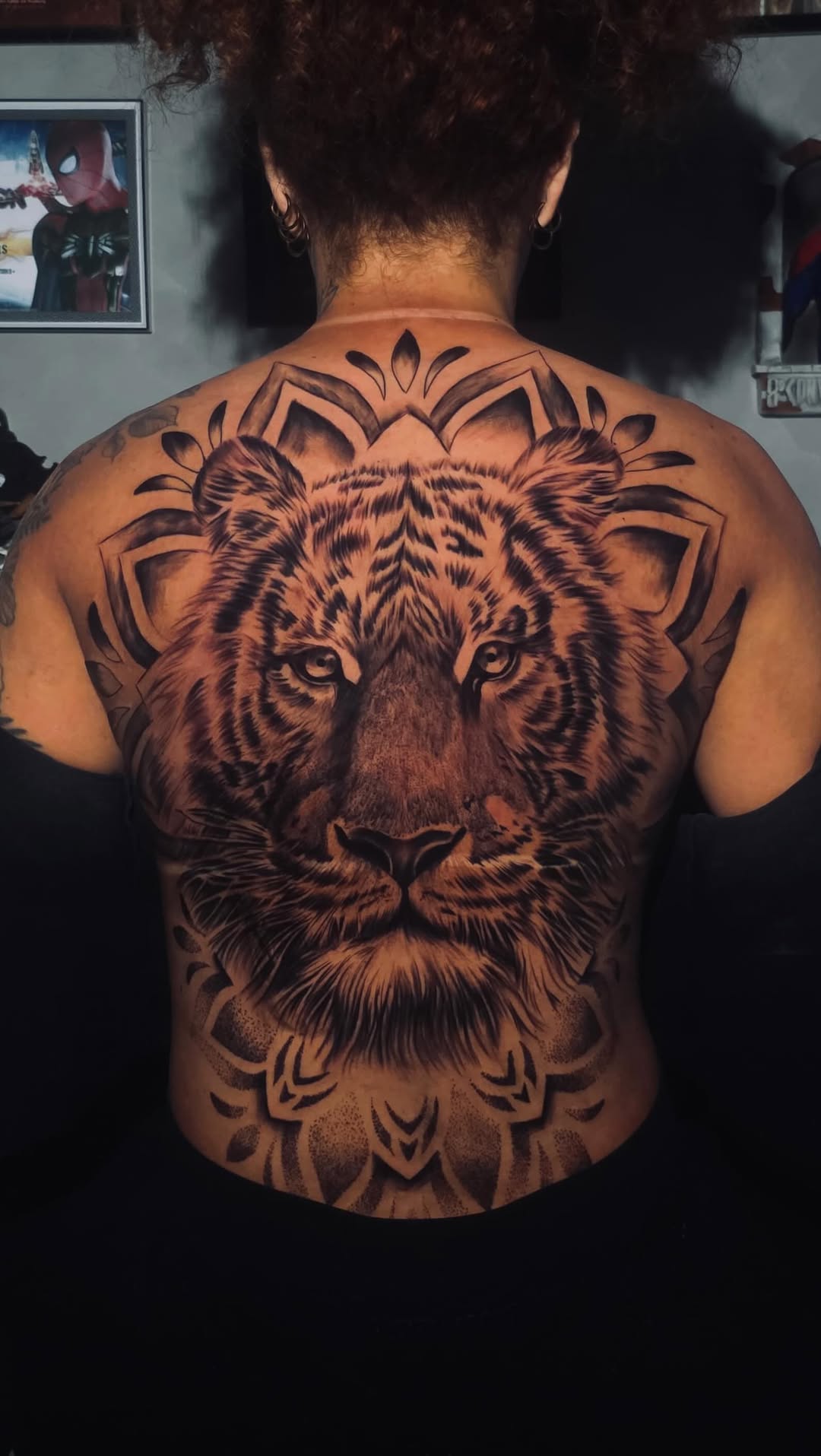 Atualizando a versão… 🐅✨
Projeto desenvolvido pelo @d.fidelis_tattoo ✍🏽 

Partimos de uma referência de tigre siberiano e transformamos em algo exclusivo, conectado com o conceito das minhas outras tatuagens. 

Uma sessão intensa de 7/8 horas, em uma única sessão, com foco em cada traço e detalhe.

Uma verdadeira obra de arte. ✨ 

 #vlog #reels #viral #explorar #tattoogirl