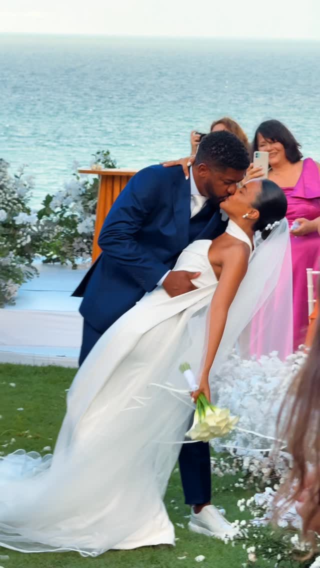 ✨ Dois corações, um só destino.
Hoje começa o “para sempre” mais lindo que já vimos. 💍
Entre olhares, sorrisos e promessas… nasce uma nova história de amor.

Que seja leve, intenso e infinito. 🤍

Videomaker: @rhuansouzart 
Cerimônialista: @raianacarvalhocerimonial 

#casamento #amoreterno #recémcasados #love #ᴡᴇᴅᴅɪɴɢᴠɪʙᴇs