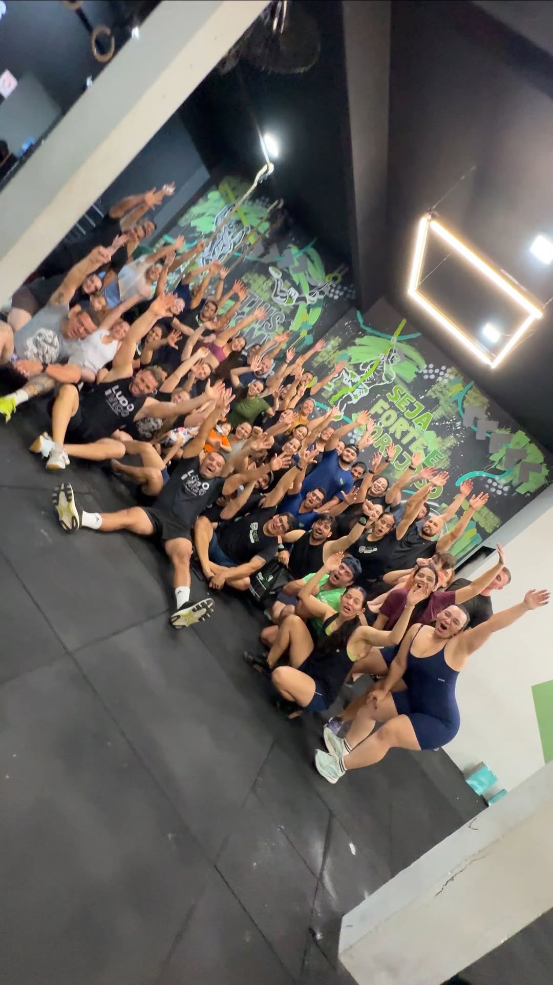 2 anos de lugar que considero casa, minha terapia diária! 

Hoje a gente comemora 2 anos...
mas o que existe aqui vai muito além do tempo.
Porque isso aqui nunca foi só sobre treino.
É sobre recomeçar, sobre se desafiar... e principalmente, sobre se sentir vivo de novo.
Aqui dentro, a gente chega cansado, às vezes desanimado...
mas sai leve.
Sai melhor.
É lugar de esforço, sim... mas também é lugar de sorrisos sinceros, de risadas no meio do treino, de esquecer lá fora por um instante e simplesm