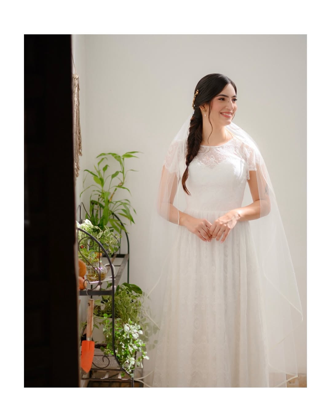 “É na essência que se encontra beleza “

Sobre a beleza de noiva da Gabriela posso dizer que tem leveza, elegância, delicadeza e muita personalidade.🤍

Cada detalhe foi pensado para refletir quem ela é de verdade seus gostos, seus desejos e, acima de tudo, sua memória afetiva.
Sou grata por todo o carinho e respeito ao longo desse processo. Foi realmente muito especial viver esse dia ao seu lado.

Registros: @paulomourafoto  @carolstorymaker 

#noivasfonteneledipaolo #bride #belezanatural