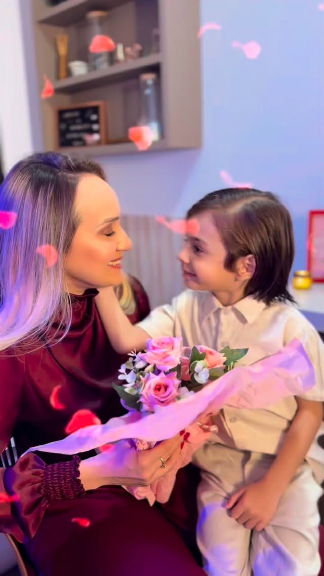 Ser mãe é viver o amor mais verdadeiro que existe… 🤍
E foi com esse mesmo carinho que pensamos em cada detalhe do nosso Especial de Mês das Mães aqui no Centro Fisiosaúde.

Entre a correria do dia a dia, cuidar de si também é essencial.
Esse momento é seu. É sobre se olhar com mais amor, se priorizar e se permitir viver uma experiência de cuidado completa. ✨

Preparamos combos exclusivos para proporcionar beleza, bem-estar e autoestima — porque quem cuida de tudo, também merece ser cuidada.

E 