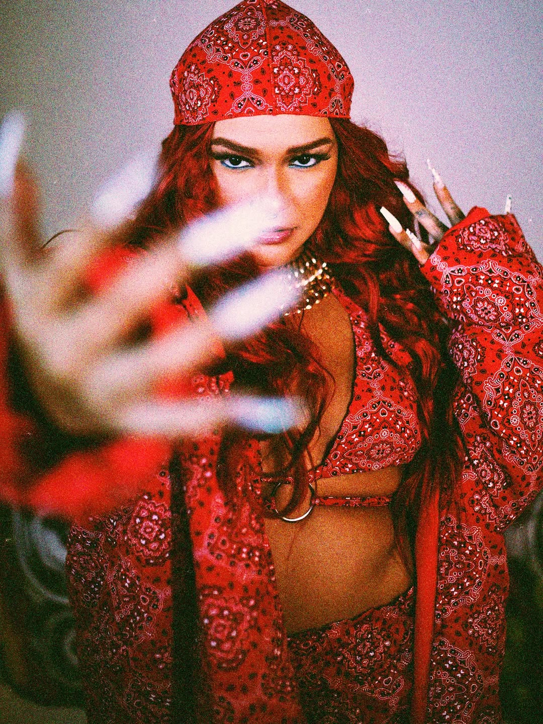 4 anos de DONA , 34 Mil caramels , quatro trabalhos lançados até ELA vir , o dia que resolvi assumir a poderosa que veio de dentro de mim . 

Gosto de pensar que a Dona veio pra ser a mulher que a ( Sabrina= eu ) admiraria e se inspiraria , diante de tanta coisa e dificuldade , assumir esse lugar , foi resistir . 

E depois de 4 anos ela renasce , e tem muito oque dizer pra vocês , com maturidade com verdade e com AMOR . 🧡

@donanyna ✨💅🏽🧡

📸 @opsviegas