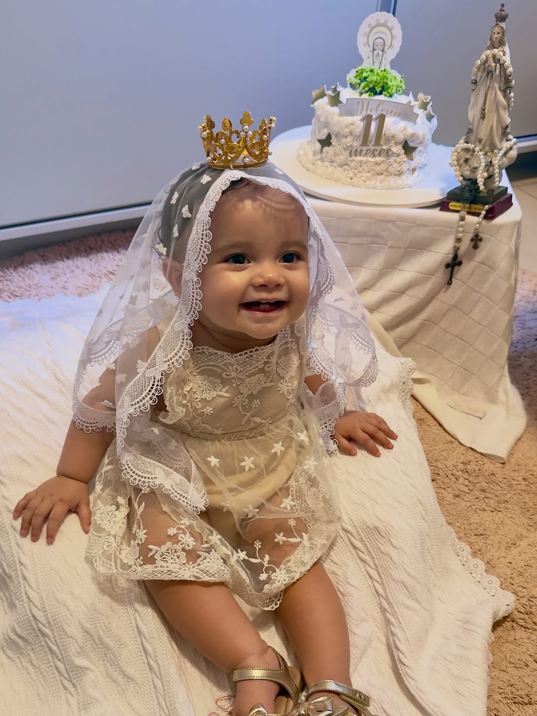 Hoje celebramos o último mesversário da minha princesa Helena… 11 meses de um amor que transformou completamente a minha vida. 

E não poderia ser diferente: este mês é mais do que especial, porque desde antes dela nascer, ela já estava consagrada a Nossa Senhora de Fátima.

Quando descobri a minha gravidez, fui até a capela de Nossa Senhora de Fátima, no Mercado Central, e ali, diante dela, rezei com todo o meu coração. Pedi pela saúde da minha filha, pela proteção em cada fase da gestação e en