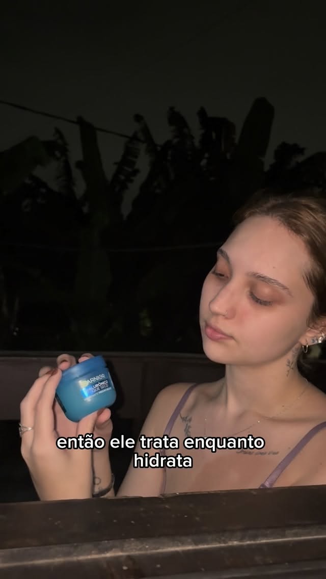 Eu descobri que o problema não era eu… era o hidratante mesmo 🫠

eu odeio aquela sensação de pele grudenta, principalmente antes de dormir e por muito tempo achei que todo hidratante ia ser assim

até testar esse hialurônico da Garnier

ele é MUITO leve, tipo um gelzinho mesmo, dá uma sensação geladinha na hora e simplesmente some na pele… fica só aquela sensação de pele macia e hidratada, sem pesar

pra mim virou meu hidratante da noite real

(e o selo oficial veio kkk até meu namorado ficou p