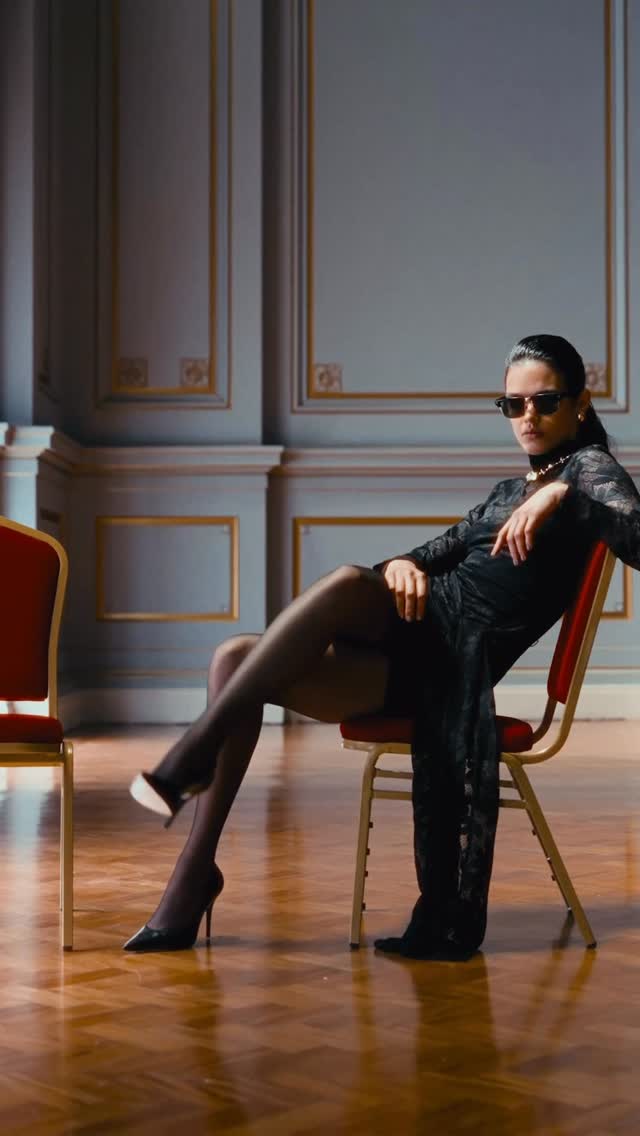 “Existe força naquilo que é construído aos poucos. É sobre o que permanece.”

Campanha “Relíquia” para @kimikaoficial 

#videomaker #filmmaker #fashionfilm #moda #filmmaking