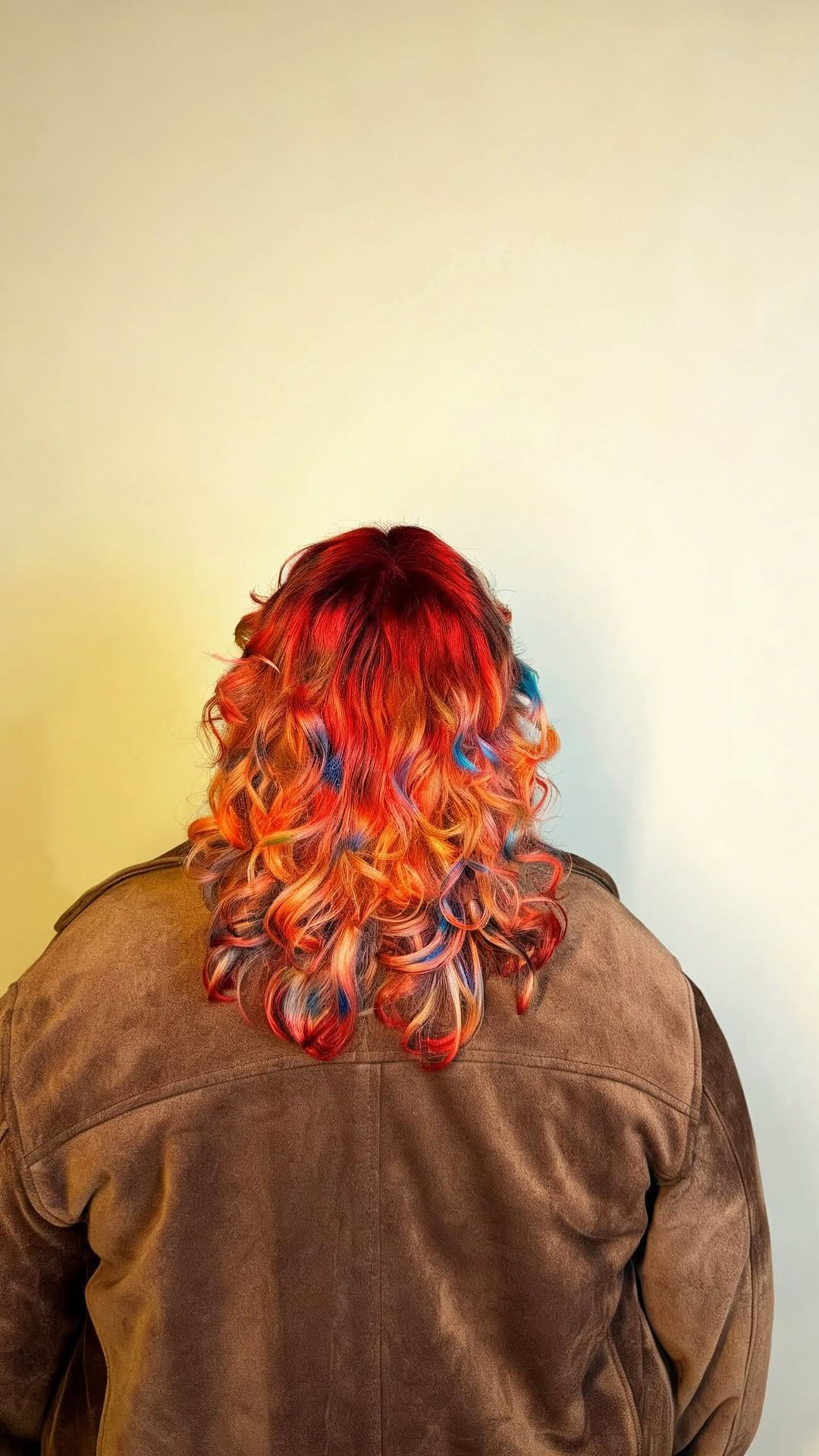 Sempre grata pela liberdade que a Laurinha me dá pra colorir o cabelo dela!!! 🕺🕺 já conheciam essa estética? :) 

#cabeleireira #cabelocolorido #cabeloscoloridos #colorista #whimsytwee