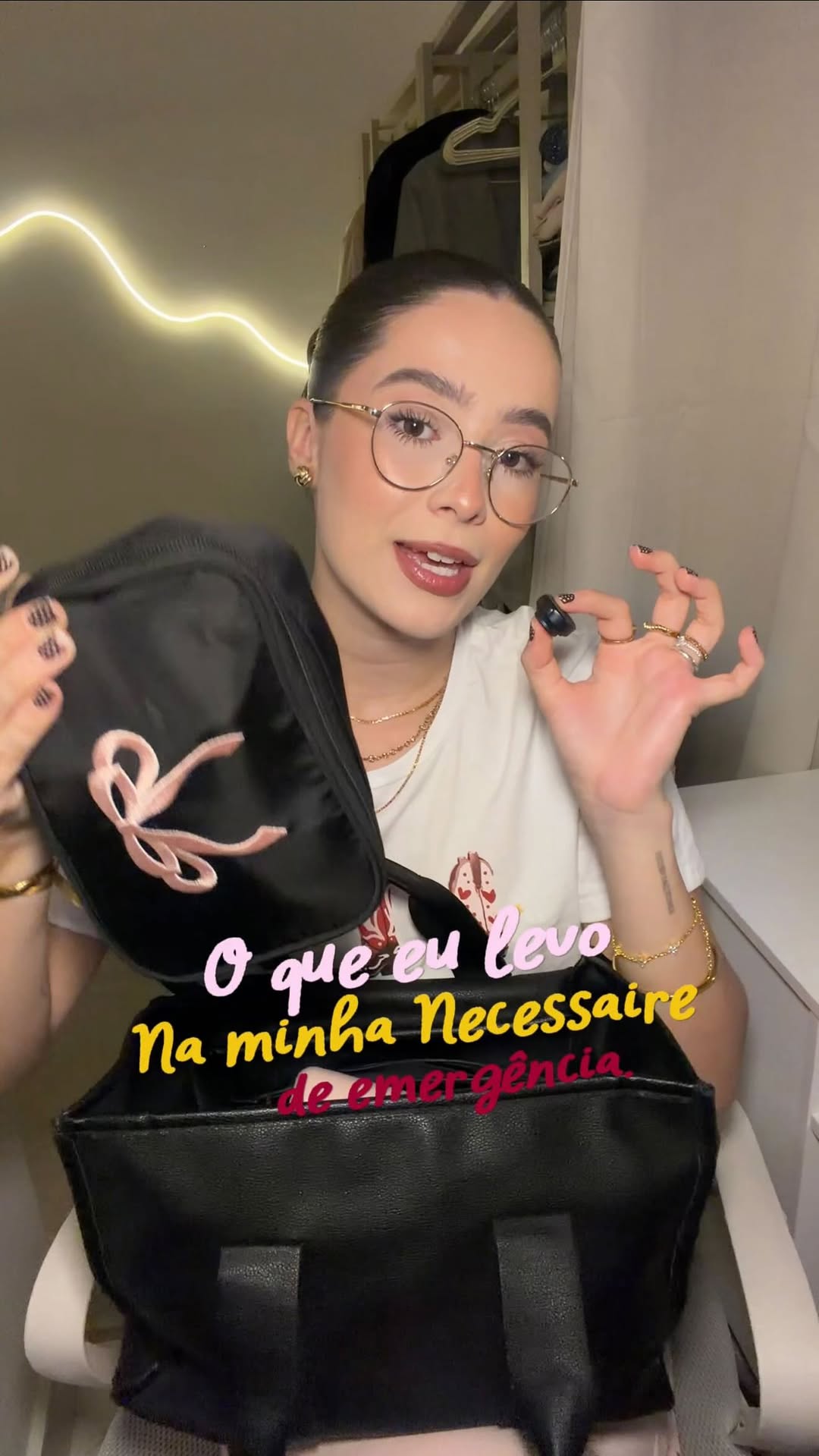 O que tem na minha necessaire de emergência! 👛✨ 

-

ID necessaire: 39353231
ID batom YSL: 47785669
ID mini pó Nars: 31091175 
ID mini gel de sobrancelhas: 294801017