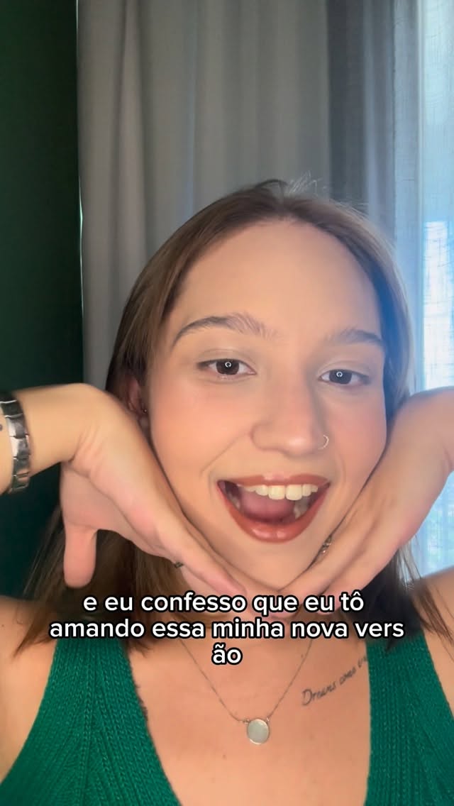 Às vezes a gente sente que precisa de uma mudança.
Na rotina, na energia, nos planos… em tudo.

Pra mim, muitas vezes essa mudança começa pelo cabelo e foi exatamente isso que eu fiz agora. ✨

Meu Gloss Up começou com Casting Creme Gloss, na nuance 700 Louro Natural, e eu simplesmente amei!
Além de não ter amônia, é super fácil de aplicar e dá pra fazer em casa sem estresse.

O resultado? Um cabelo com brilho gloss incrível, 8x mais maciez e visual super saudável 💁🏼‍♀️

Mas o melhor é a sensaç