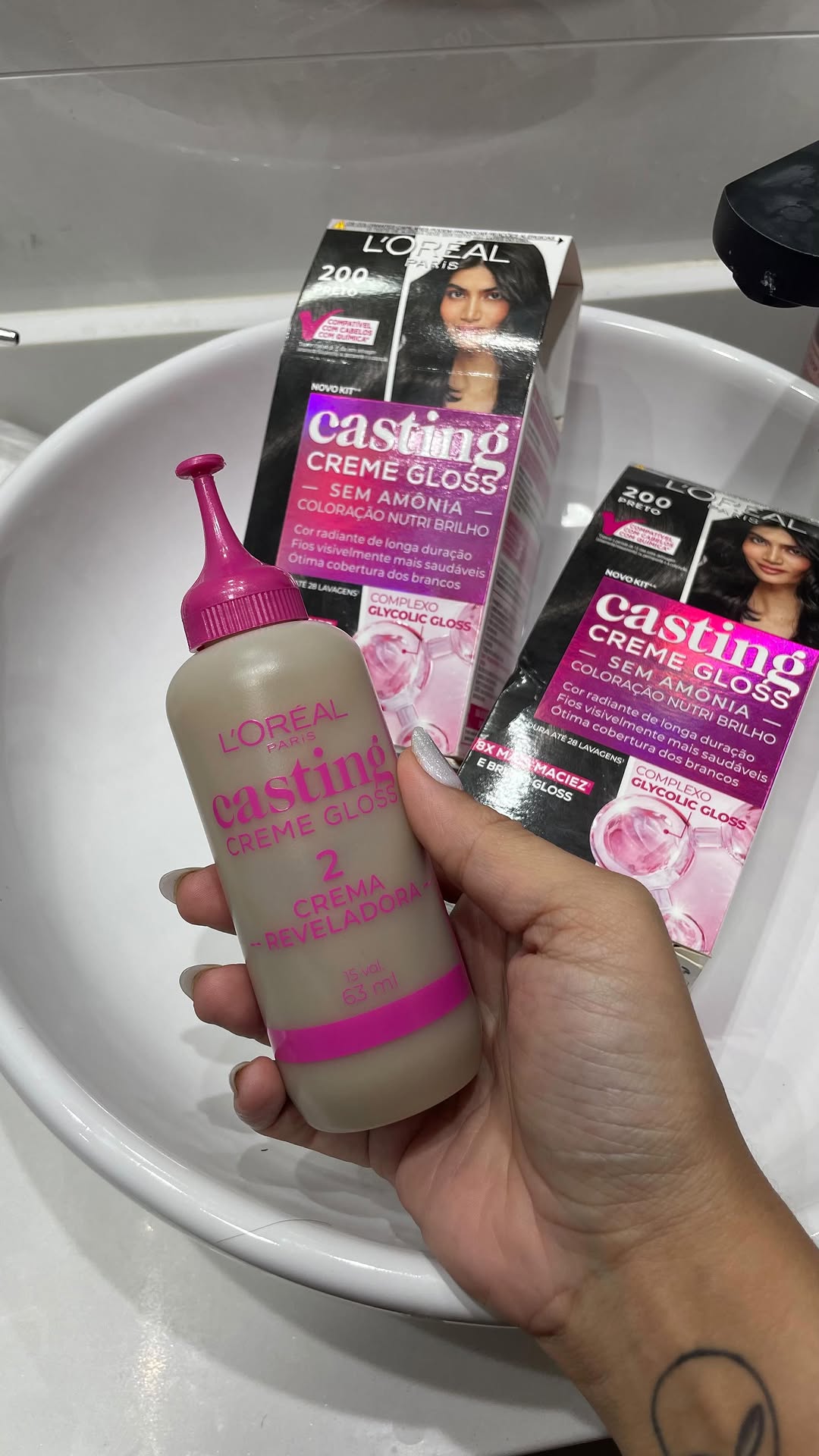 ✨ Antes sem brilho, depois simplesmente deslumbrante! ✨
Com o Casting Creme Gloss Preto 200 da L’Oréal, seus fios ganham uma cor intensa, cheia de vida e com brilho espelhado incrível! #brilhoCasting #CastingGlycolicGloss #GlossUpCasting @lorealparis