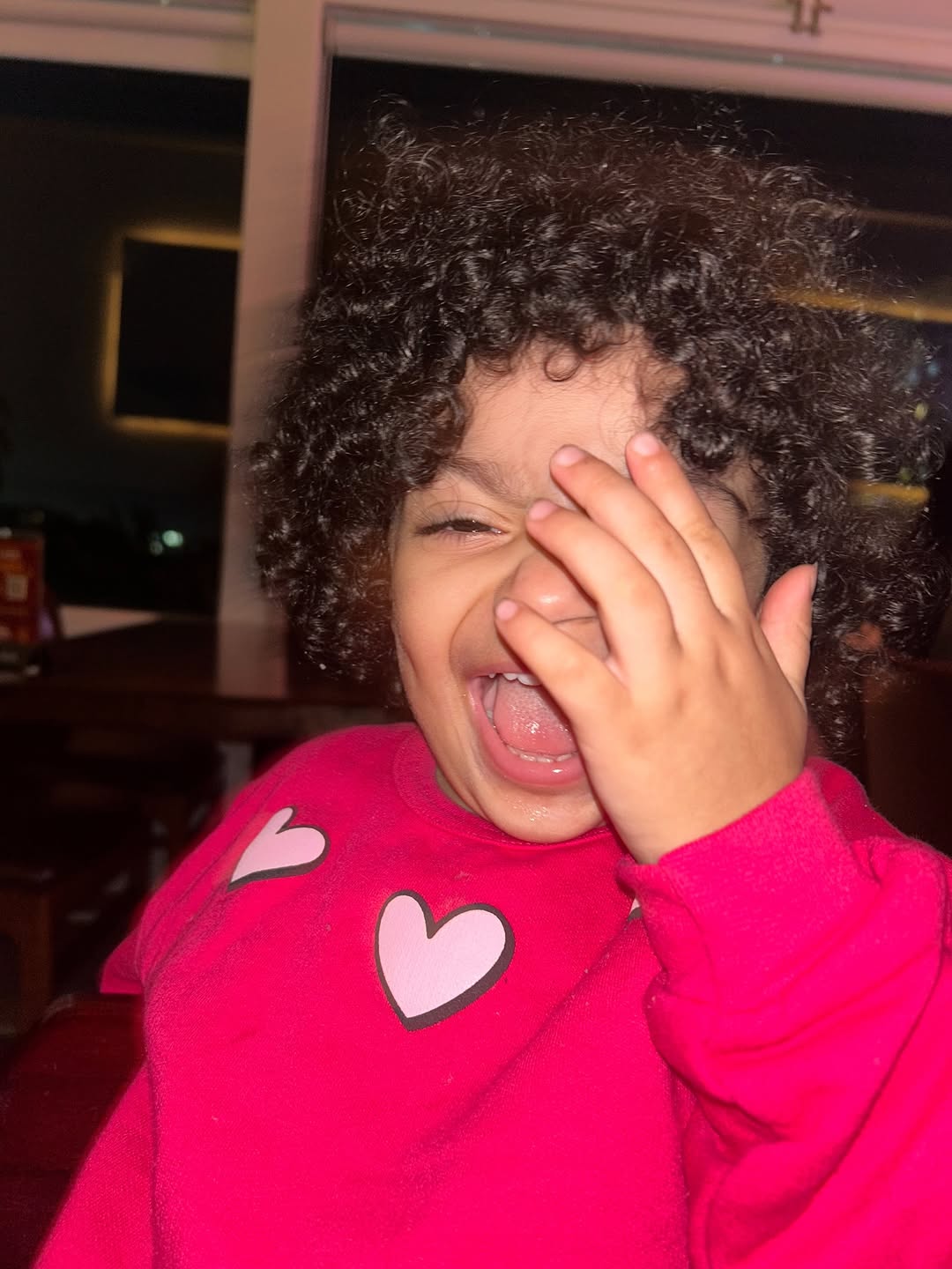Dia Internacional da Zoë chegou! Rs Desde o nascimento desse micro furacão, nos mudamos 3 vezes (exatamente a idade que ela faz hoje), 3 cidades diferentes, e uma delas foi uma mudança interestadual, que percebo todos os dias quando ela conta os causos com seu sotaque carioquês, algumas vezes dos amiugox, ou quando ela pede “maixxx paça” ou qualquer coisa…
Criar, educar e estar presente pra um CPF é muito complexo, rs. Na real, a “gestão de complexidade” mais intensa a que estive submetida se ch