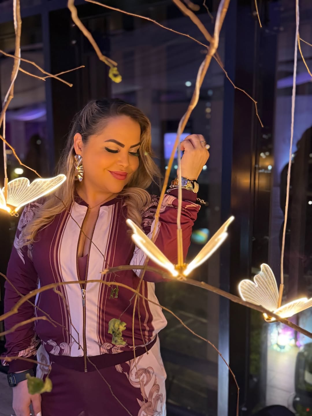 Moda não é sobre seguir tendências… é sobre se reconhecer nelas ✨

O jeito que você se veste fala antes mesmo das palavras. Revela sua essência, seu humor, sua história é a forma mais silenciosa e, ao mesmo tempo, mais poderosa de expressão 🤍

Ser autêntica é escolher o que faz sentido pra você, não o que esperam de você. É vestir sua personalidade com confiança, sem pedir permissão 👗🔥

Porque no fim, estilo de verdade não se copia… se sente 💫

Look @carmensteffens.chapeco 
Produção @studioj