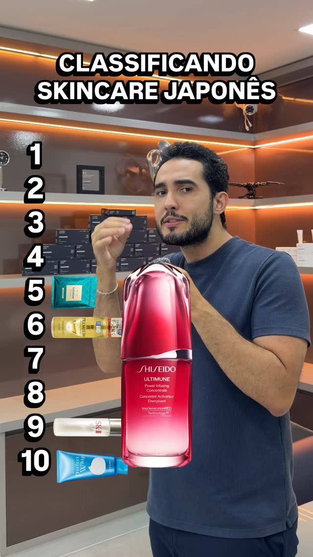 Já salva pra não errar na próxima compra👇
10. Senka Perfect Whip
Ele utiliza surfactantes que criam aquela espuma icônica, mas que também removem os lipídios naturais que mantêm sua pele protegida.
09. SK-II Facial Treatment
É um custo altíssimo para um produto que entrega benefícios que hoje conseguimos encontrar em outros fermentados muito mais acessíveis.
08. DHC Collagen All-in-One Gel
Produtos “tudo em um” tentam equilibrar muitos ativos em uma única fórmula.  As concentrações de cada ativ