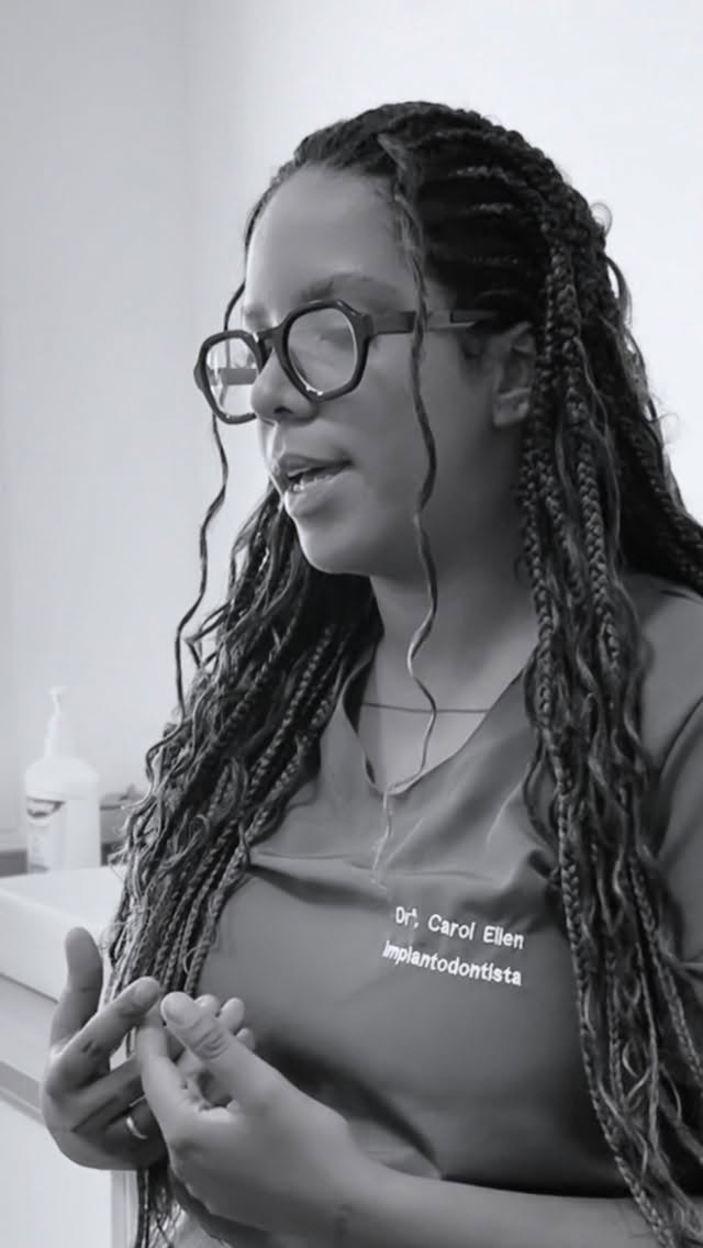 Existe uma diferença muito clara entre atender um paciente e saber cuidar de um paciente com trauma.

Não se trata apenas de executar um procedimento com excelência técnica.

Trata-se de compreender respostas emocionais, respeitar limites e conduzir com sensibilidade.

O paciente que chega com medo não precisa apenas de tratamento. Ele precisa recuperar a confiança.

E isso exige preparo, escuta e responsabilidade profissional.

Porque a forma como ele é atendido hoje define se ele volta ou se e