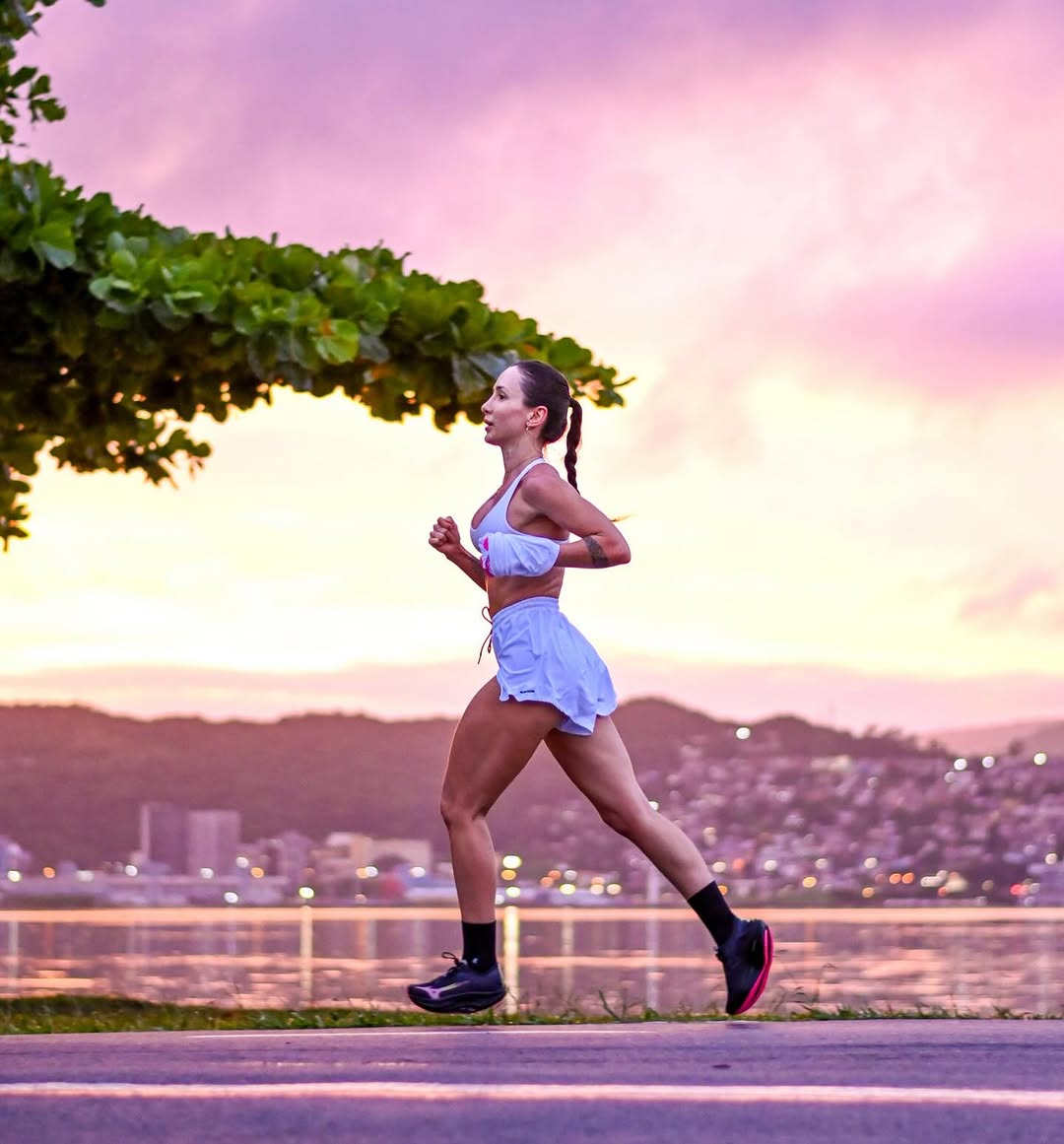 já disse que amo treino intervalado hoje?? 
quinta do choque ⚡️💜 @steady.assessoria 

📸: @hugofocoradical 
look 4am: 🏷️ ISA10