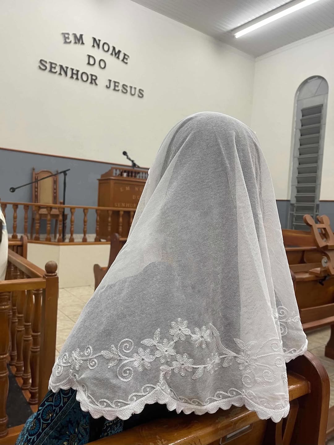 “O uso do véu está em 1 Coríntios 11:1-16, onde o apóstolo Paulo orienta que as mulheres orem e profetizem cobertas com  o véu, como sinal de respeito e submissão a Deus.
Esse texto foi entendido pelos pioneiros da CCB como uma ordem prática e não apenas cultural.” Este véu que estou usando é da @veusdeluxo_ccb
 
@veusdeluxo_ccb 
#ccb #congregaçãocristãnobrasil