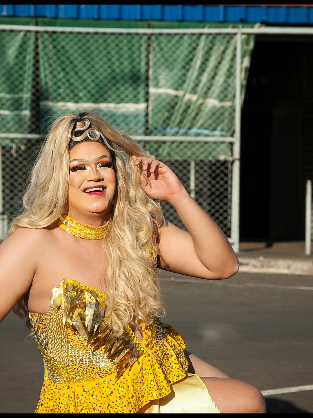 // Brilhando sem pedir permissão, porque ser popstar é existir sem caber em ninguém. 💛✨
.
.
.
.
📸: @draga.zine // @gagliardogagliardo 
👩‍🦳: @wigs_byperola 
.
.
.
.
#dragqueenmakeup #popstar #makeup #dragqueen #fotograﬁa