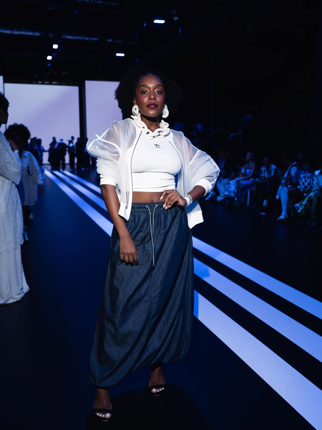 • RIO FASHION WEEK •
@riofwoficial @adidasbrasil 
Look: @colcci.riosul
Acessorios: @atelierchilaze 
Stylist: @henriquekamizao