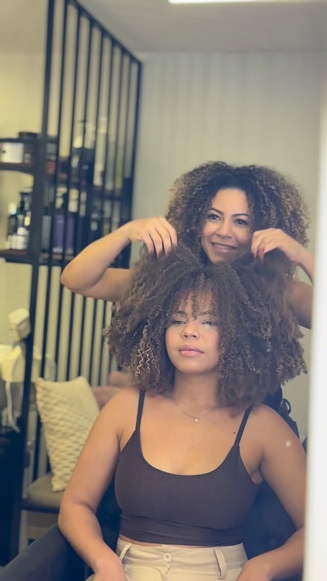 Crespo transformado, autoestima renovada ✨
A cor chegou pra realçar cada detalhe, cada curva, cada história desse cabelo lindo! 💛🔥

Porque quando você valoriza sua essência, o resultado é simplesmente incrível 💫

#cachos #crespo #crespoiluminado #iluminadosaudável #trasnformação