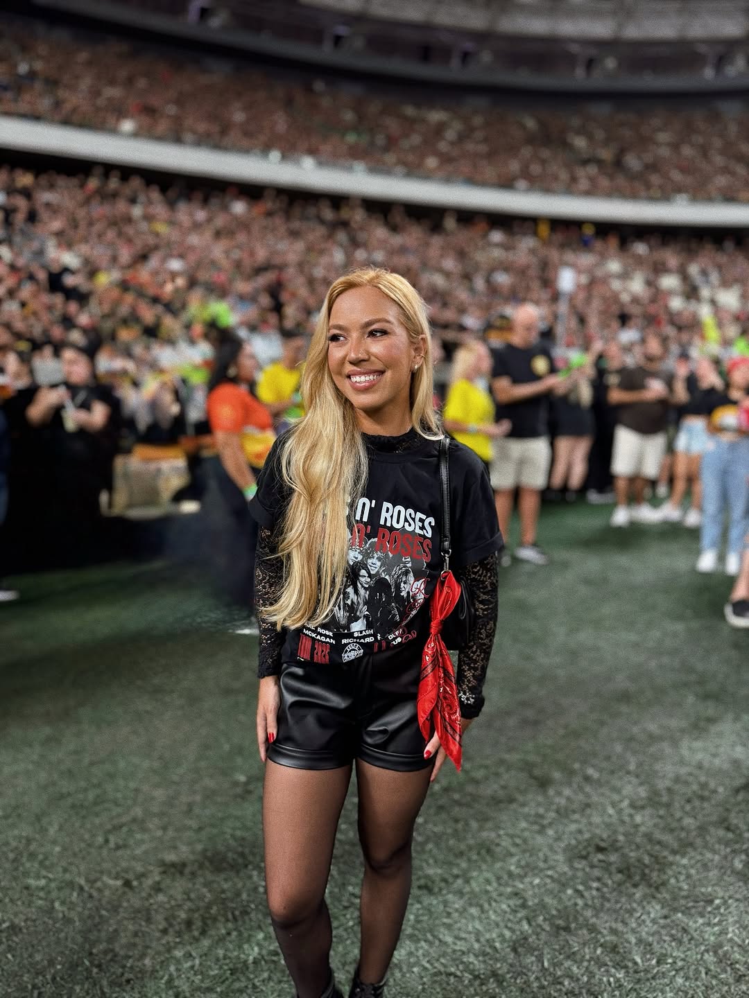 A vida adulta também é pra viver o que a gente sonhava quando era adolescente, que noite INESQUECÍVEL! @gunsnroses 🤘🏼🖤🎸✨ 

______ 
#gunsnroses #rock #gunsnrosesnobrasil
