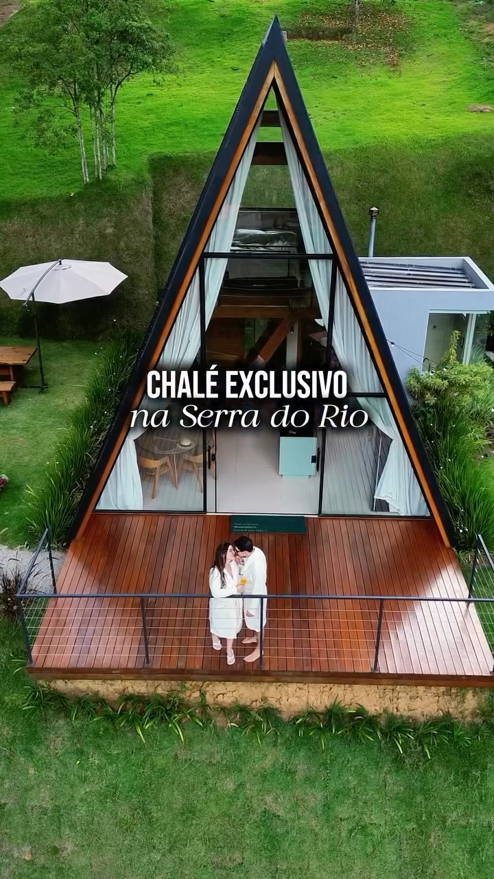 ✨ CHALÉ APAIXONANTE NA SERRA DO RJ ⛰️

O @chaleencantodemaria une sofisticação, conforto e curadoria, junto de uma bela vista das montanhas 😍

Já envia para o @ que vai nessa viagem com você! 📲

Diária a partir de R$ 790 para o casal. 
📅 RESERVAS: Link na bio da hospedagem.

👇🏻 ESTRUTURA COMPLETA:

🛋️ SALA & LAZER: Sofá retrátil, Smart TV, calefator a lenha, jogos, vitrola com discos, violão e caixa de som.

🍳 COZINHA: Geladeira, cooktop, forno elétrico, Air Fryer, sanduicheira, liquidifi
