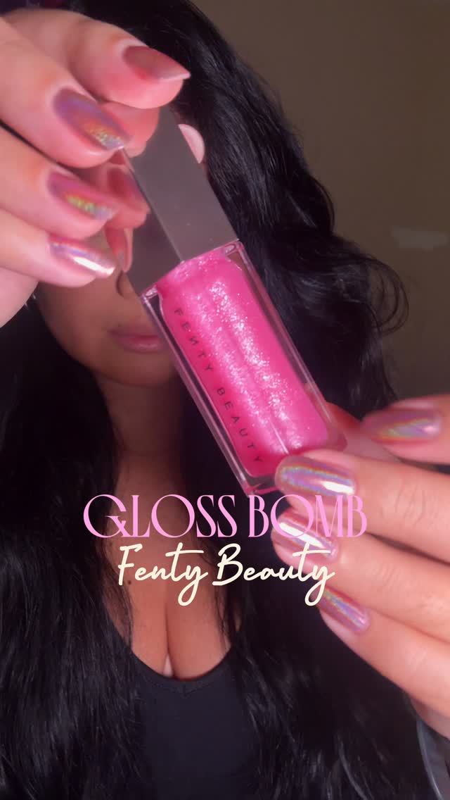 hiperfoco nesse gloss de @fentybeauty 💕🎀✨ por aqui seguimos ajudando a sustentar uma mãe de 3 filhos @badgalriri 😌 usariam? 

#fentyglossbomb #fentybeauty #glossbomb