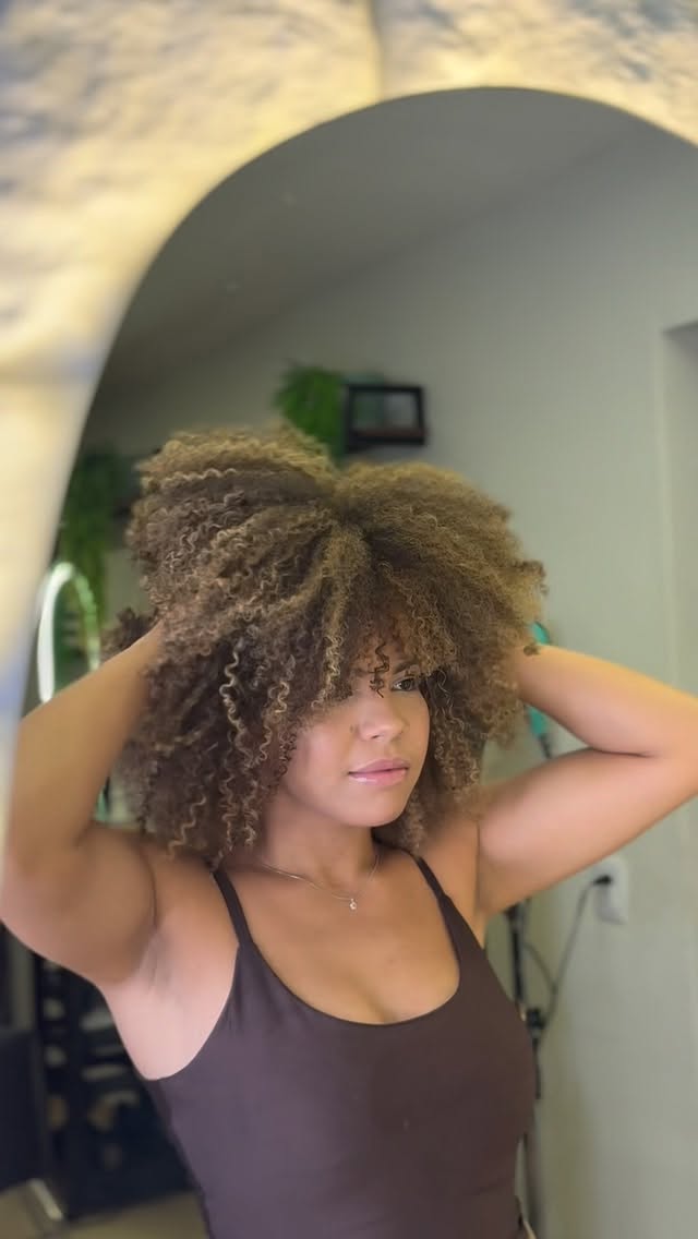 Cabelo crespo e o seu poder iluminado ✨
Mais que beleza, é identidade, força e autoestima que brilham de dentro pra fora. Cada fio carrega história, e quando iluminado, realça ainda mais essa potência única. 💛

#cachos #crespo #crespoiluminado