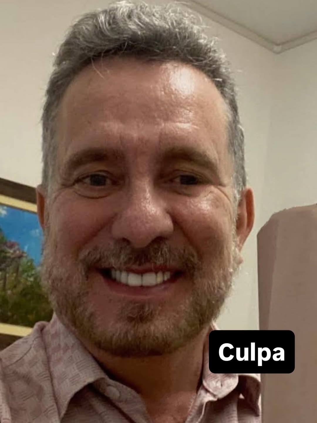 .
Ela chega esbaforida, pede para encher a garrafinha d’água, mas enche só um terço, entra rápido no consultório e diz:
— Eu poderia ter feito diferente…
— Como faria?
— Eu podia ter trazido pra casa, ter dado os remédios. Mas eram tantos… Eu estava tão cansada, tão cansada… um cansaço que não é físico. Mas eu podia ter trazido pra casa…

Percebo que a frase vem carregada de dor e de uma tentativa de voltar no tempo. Como se o amor tivesse que acertar tudo. Como se houvesse um jeito certo que im