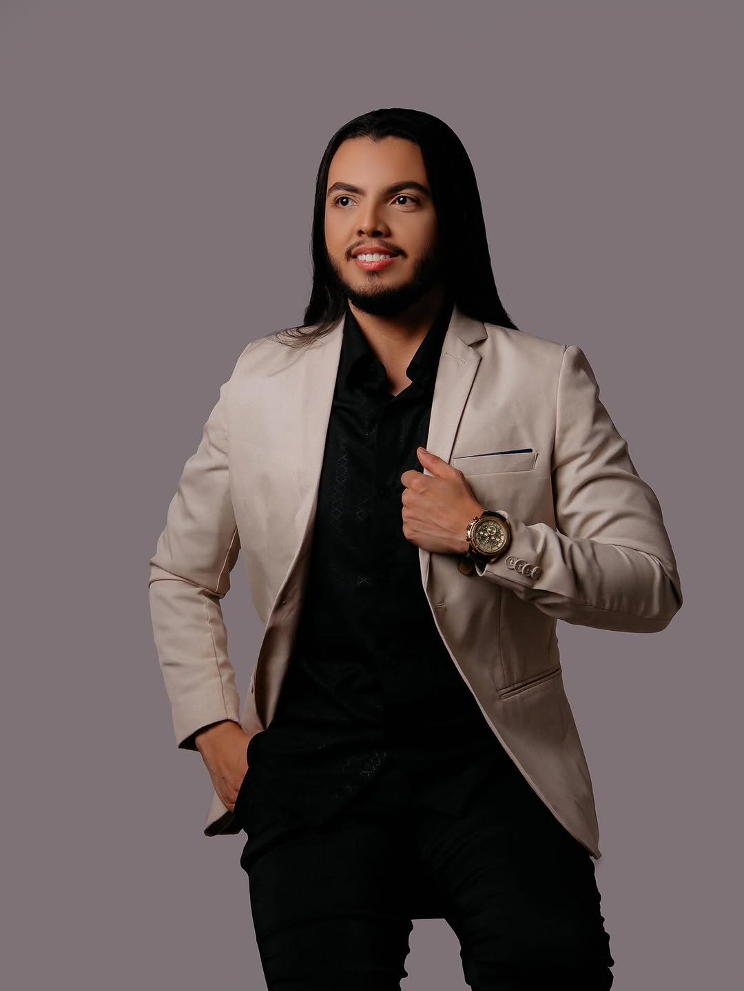 “Há momentos que não se explicam… apenas se sentem — e esse é um deles.”
“O silêncio entre nós diz tudo que as palavras não ousam.”
“Elegância é quando o desejo chega sem fazer barulho… mas fica impossível ignorar.”