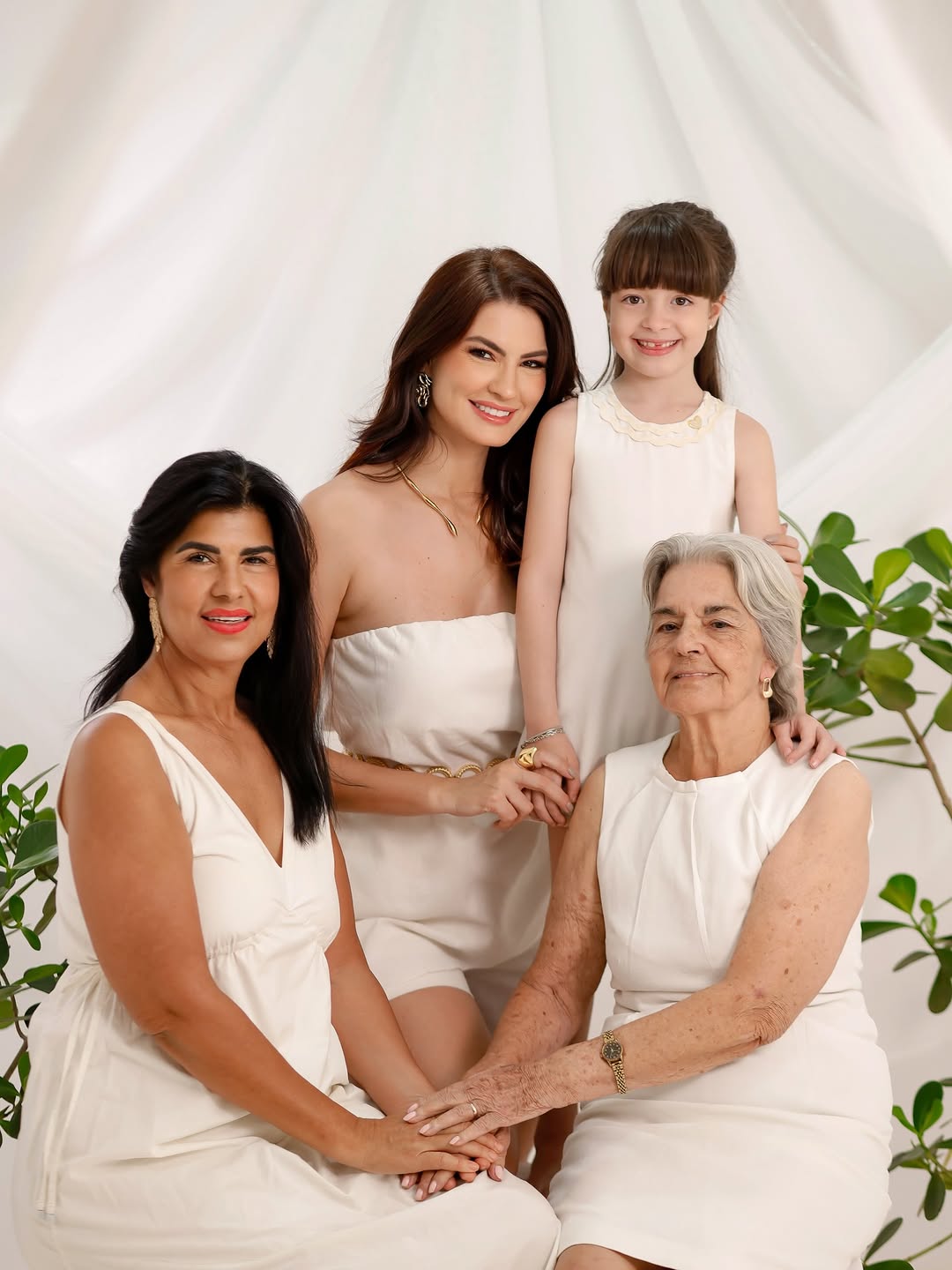 Quatro gerações de mulheres, com um significado que vai muito além do tempo. Um momento que eu vou guardar pra sempre! 🤍

Registrar esse momento com a minha vó, minha mãe e minha filha me fez sentir algo difícil de explicar, só vivendo. 

E quando existe sensibilidade de quem registra, o resultado fala por si… 🤍🍃 @elizangelabrun 

#ensaiodiadasmães