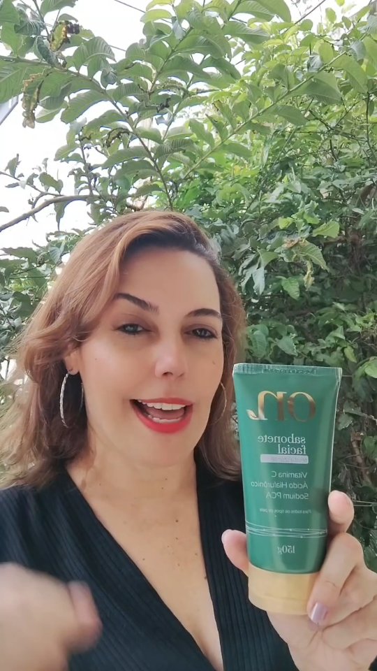 Pele opaca, cansada e sem vida? Então olha isso… esse sabonete com Vitamina C e Ácido Hialurônico limpa, hidrata e ainda devolve o glow — tudo no mesmo passo. Sim, economiza tempo e salva sua pele. Tá esperando o quê pra testar?
.
CUPOM DE DESCONTO 👉 DALLY
.
https://lojaorganiconatural.com.br/?utm_source=creator
.
@organiconatural 
.
#viral #organiconatural