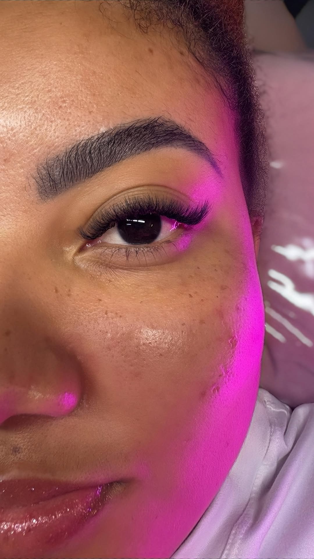 ✨ Transformação Fox Eyes ✨

Olha esse olhar… simplesmente hipnotizante 😮‍🔥

O efeito Fox Eyes veio pra alongar, levantar e trazer aquele ar mais marcante e poderoso — realçando a beleza natural sem pesar 💫

Resultado?
Um olhar mais sensual, elegante e cheio de presença 👁️✨

Se você quer acordar pronta, se sentir mais confiante e destacar ainda mais o seu rosto… esse efeito é pra você 🦊