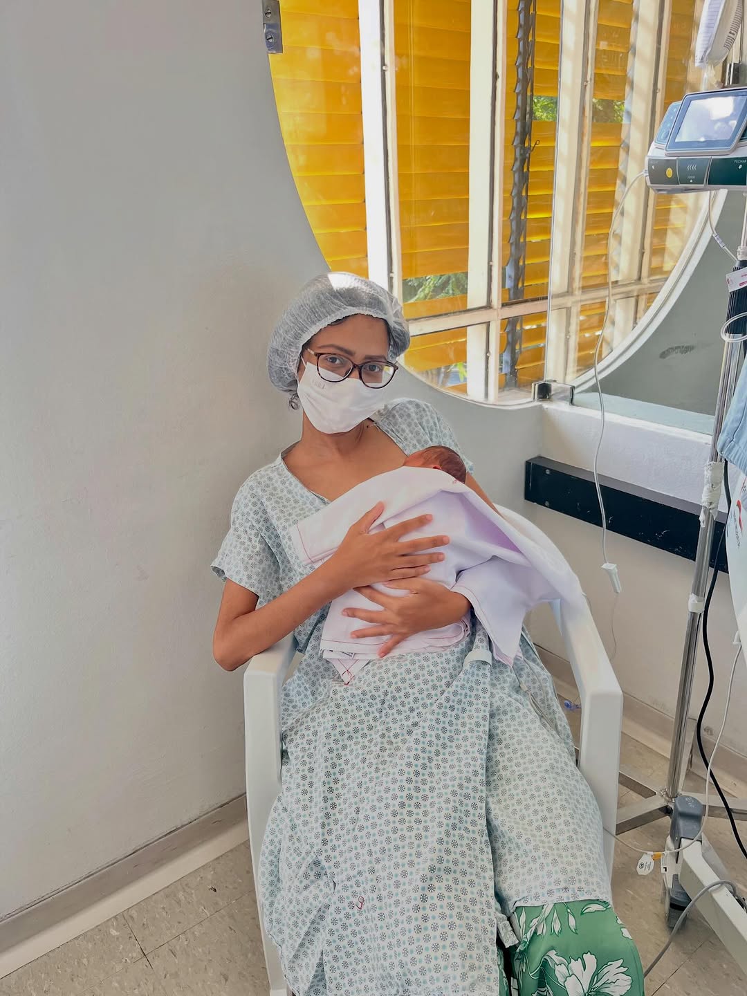 Para esse dia especial uma foto bem especial de nós dois 💙 dia em que a mamãe finalmente pode lhe dar o primeiro colo, olhar olho no olho sem o vidro da encubadora. 
Te amo filho!
Ser mãe de UTI é viver entre o amor e o medo, entre lágrimas e orações. É aprender a ser forte. Mas também é descobrir um amor que move o impossível.

#maedeuti #maedeprimeiraviajem #maternidade #bebê #fé