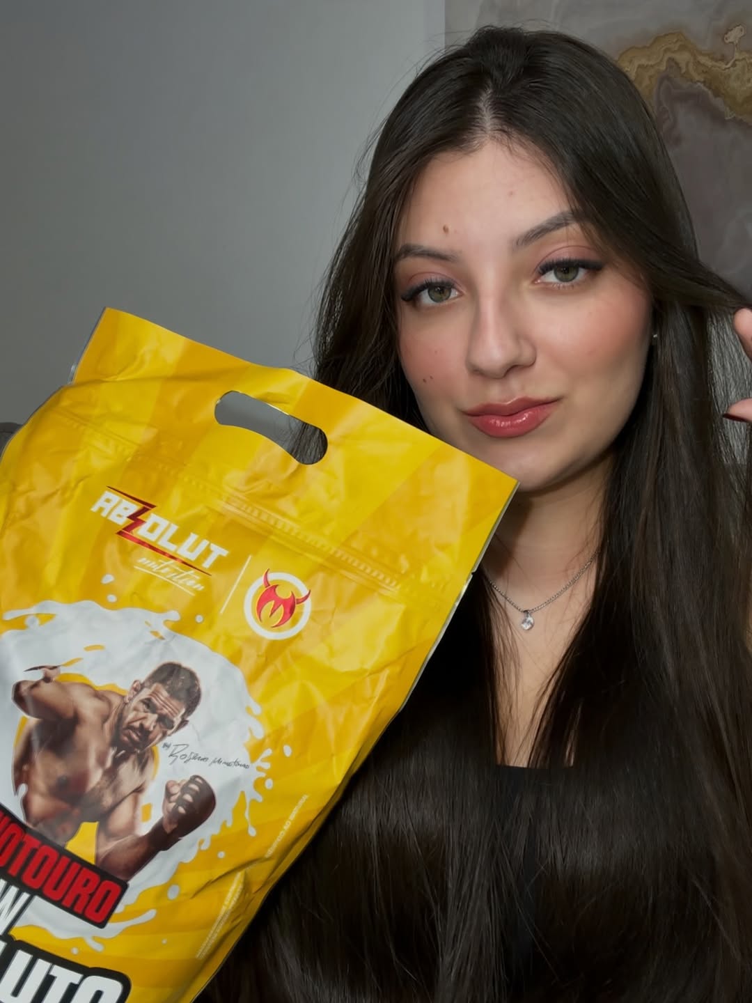 A ultima foto é a mais saborosa 🥛CUPOM: GAGLIANO 

Eu sempre tive dificuldade de achar um whey com gosto bom… a maioria eu enjoava muito rápido 😭

Esse 3W de LEITINHO da Absolut Nutrition com o Minotouro me pegou justamente pelo sabor. Sério, é muito gostoso.

Ele fica bem cremosinho quando prepara e não tem aquele gosto artificial forte, sabe? Ao contrário dos outros Whey, com esse preciso me policiar pra não tomar toda hora! 😩

Outra coisa que eu gostei é que combina fácil com fruta. Testei