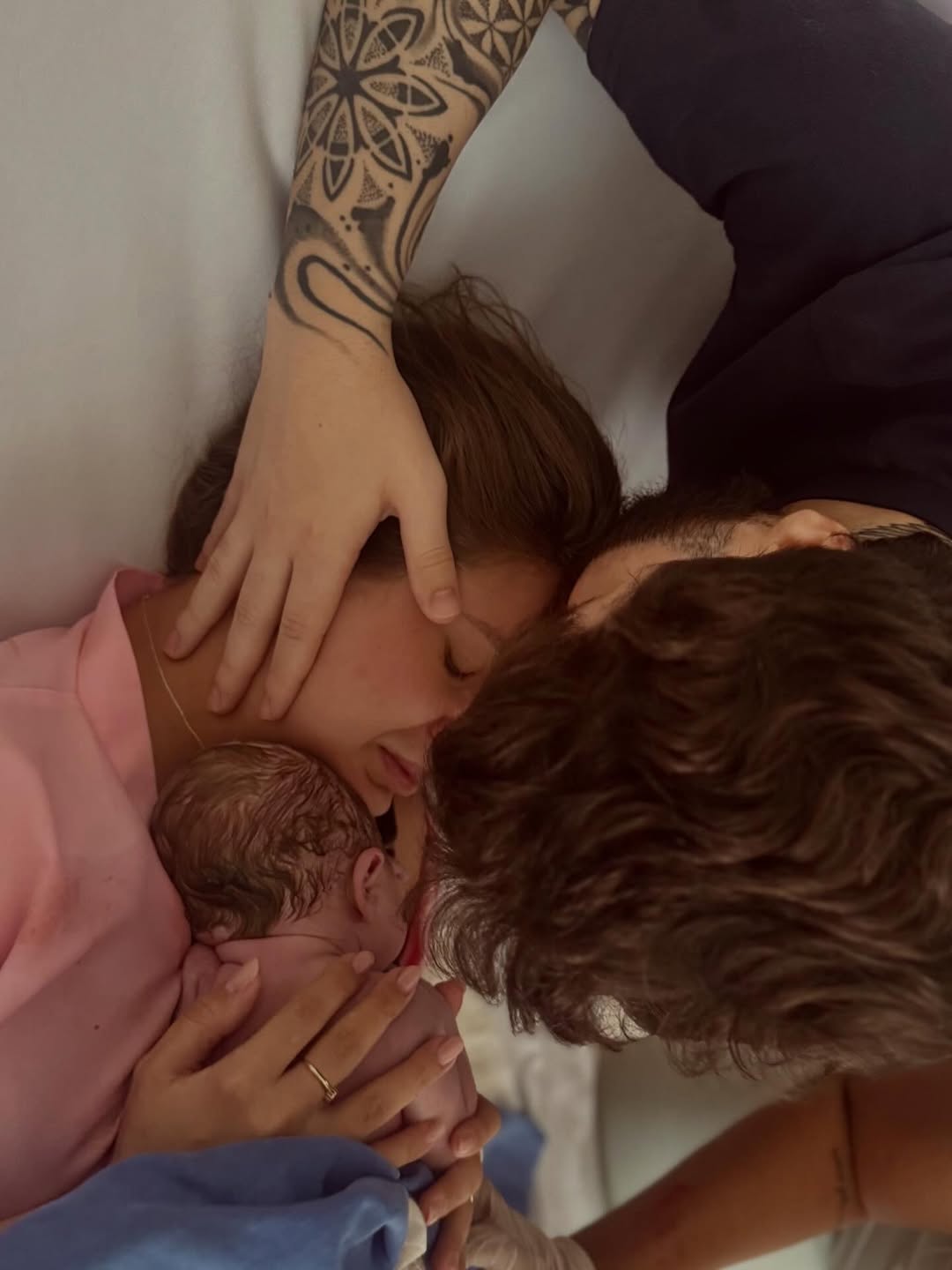 Em meio às dores, aos medos e às incertezas, eu encontrei uma força que eu nem sabia que existia dentro de mim. E quando finalmente te vi, todo esforço fez sentido. Você chegou trazendo um amor único, algo que transborda e transforma tudo. Foi ali que eu senti, com toda certeza, o quanto Deus me ama e cuida de mim em cada detalhe.
Papai @joaopaulosborges_ Obrigada por nunca duvidar de mim, por acreditar que eu seria capaz, por segurar minha mão, me acalmar e me dar força quando eu mais precisei.