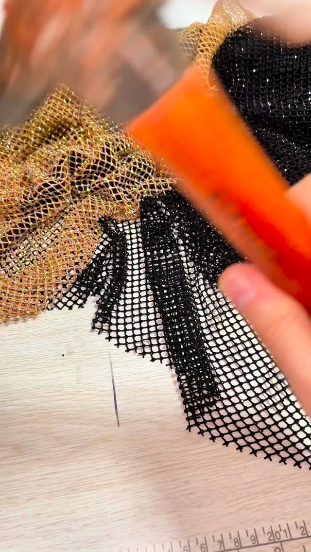 Técnica super fácil de como trabalhar com tecido de strass 🤩

#amaraladams #amaraladamsatelier #strass #costurafácil