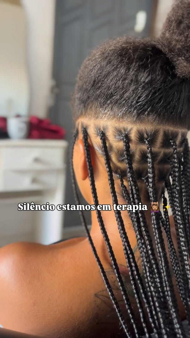 Making off de um momento que é mais que estética — é troca, é conexão, é parceria de milhões ✨

Enquanto ela cuida de mim, eu também viro terapia pra ela… e no final, a gente sai leve, linda e com a energia lá em cima 💭

Não é só sobre cabelo, é sobre quem tá com você no processo 🫶🏾

Quem mais sente isso com a sua trancista? 👇🏾🖤

#fy #knotlessbraids #preta #trança #trancista