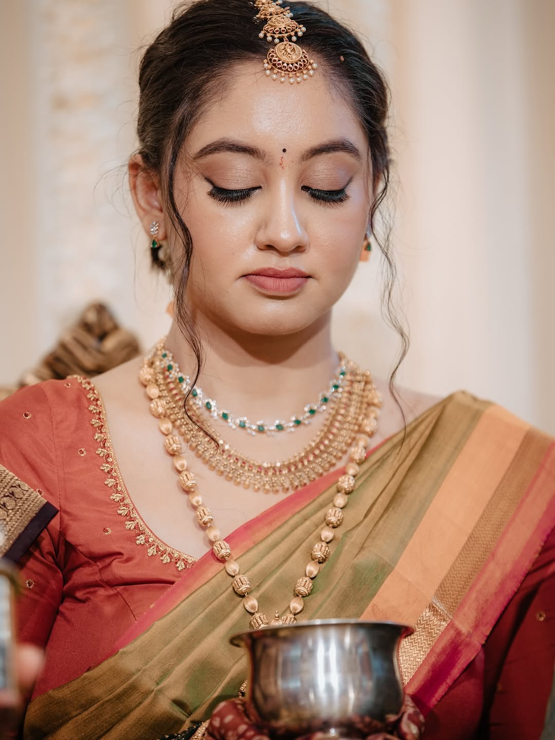 Radiating grace on her sacred Muhurtham moment 🌸”.
#bridalmakeup #bride #southindianmakeupartist #tredtinalmakeup #muhurthammakeup