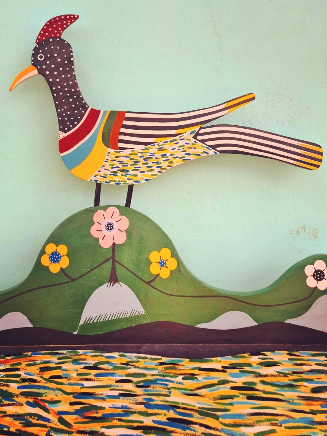 O trabalho de José Bezerra Sandes, artista que assina com o nome Vieira,  impressiona tanto pelo esmero da pintura quanto pela qualidade do entalhe na busca da forma. Tamanha beleza resulta no ateliê mais sem peças para apreciação na Ilha do Ferro.  A demanda para atender as galerias de arte espalhadas pelo sudeste faz com que nenhuma, ou quase nenhuma, obra pare em seu espaço de criação e trabalho. 

Lá, as únicas peças para serem admiradas na ocasião da visita na casa de portão fechado sem tri