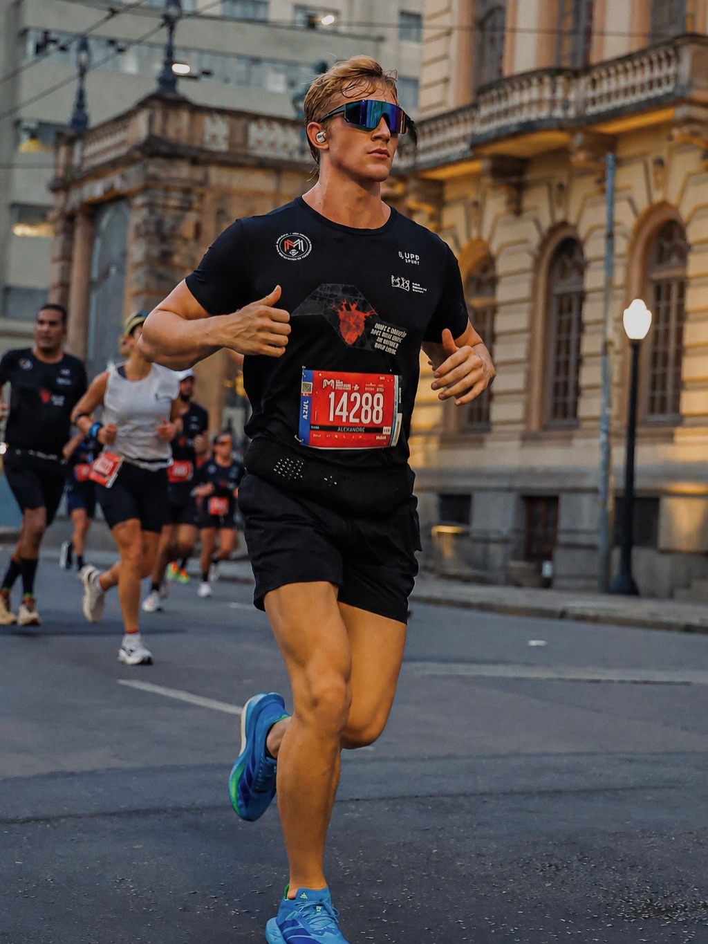 Oficialmente, meio maratonista! 🥹🤩💙 
.

Ai gente, sério… ainda não caiu a ficha de que eu acabei de completar uma meia maratona! 🏃‍♀️

Lá atrás, eu sonhava em correr 5 km e aquilo já parecia impossível. Eu me perguntava: “como as pessoas conseguem?”. E agora… eu corri 21 km. Vinte e um! Isso é surreal pra mim.

É muito louco perceber que, quando a gente realmente quer algo e se dedica, a gente chega lá. No caminho, vi pessoas começando depois de mim e evoluindo mais rápido, e confesso que mu