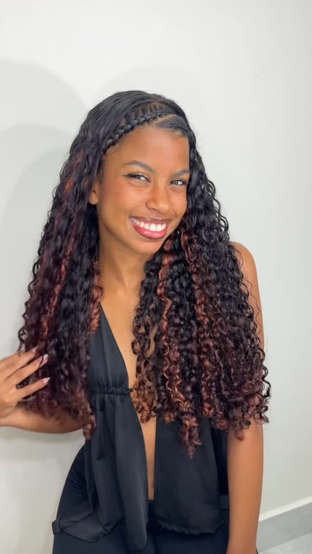 Inspiração de penteado para vocês irmãs!🩵 @salonlinebrasil 
.
.
.
.
.
.
.
.
.
.
.
.
.
.
.
.
.
.
#salonlinebrasil #migssalonline #todecacho