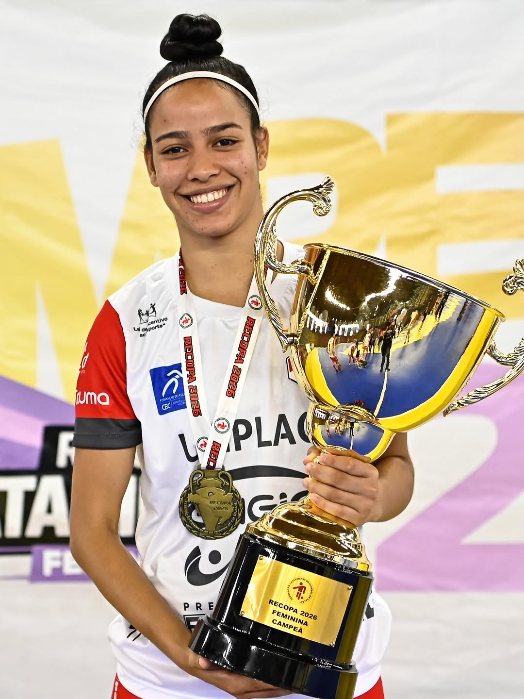Campeãs da Recopa 2026 @leoasdaserra 🏆
Coloquei as outras fotos pra vocês ver o quanto eu sou abençoada, o meu maior prêmio é estar em quadra desfrutando e sendo feliz com essas meninas, isso é Leoas! No topo sempre 🙌🏼🥇

@umbrobrasil 👟
@fomconradi 📸