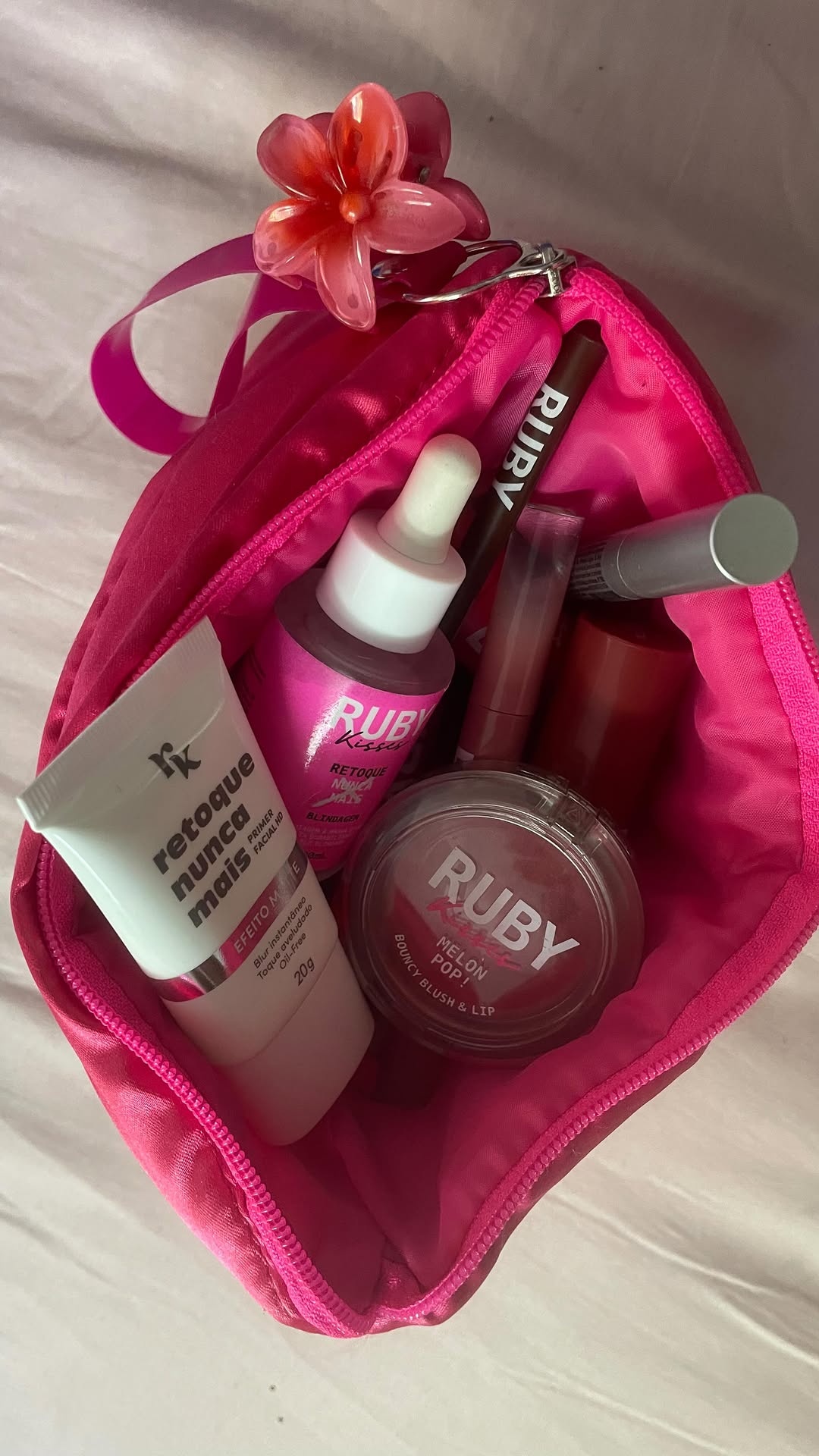 um arrume-se comigo feito com todos os produtos maravilhosos que a @rubykissesbrasil me enviou 💘 

listagem de produtos: 
primer facial retoque nunca mais 
blindagem retoque nunca mais 
corretivo ruby kisses - cor: 36, 38 & 34
contorno - cor: expresso pop 
blush melon pop em stick - cor: terracota pop
blush melon pop - cor: rosy pop
lip liner - cor: burgundy
lip fix - cor: berry charm 
iluminador liquido diamond pop - cor: silver
go brow cera modeladora de sobrancelhas 
bruma finalizadora retoq