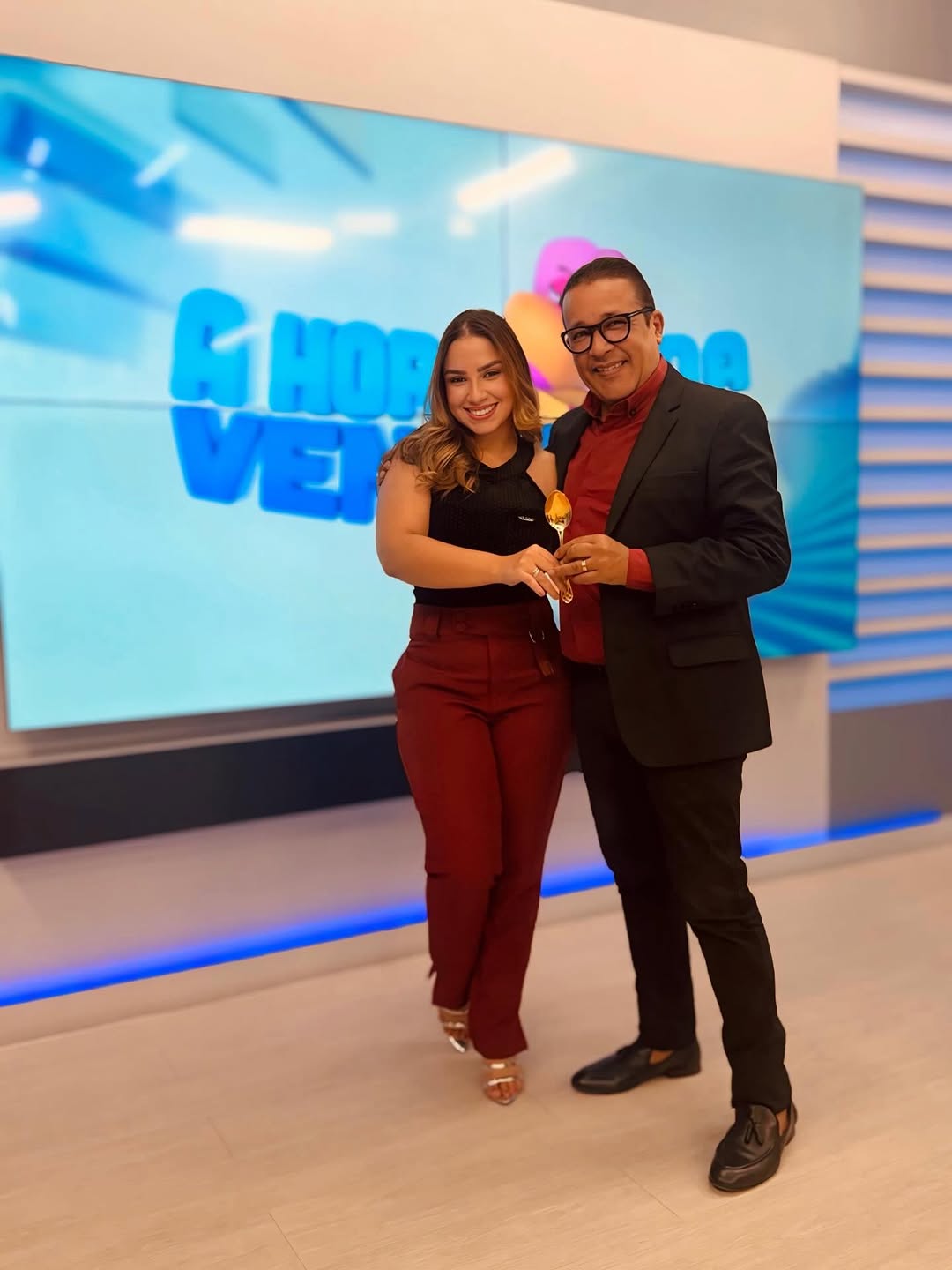 Dividindo a bancada da Hora da Venenosa com @cyropapinhaoficial… entregando resenha, fofoquinha e opiniões que ninguém pediu, mas todo mundo ama. 🐍🤣❤️