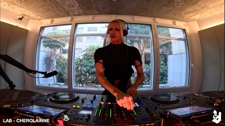 Here are the highlights from my appearance on @veneno.live , which, as always, is a pleasure to play on. My episode is already available on YouTube and you can watch it now!!! Let’s go? 

Thank you for your support to my friends who came to see me and made me smile so much, I love you all! 🖤

This set is special because it includes my first track, which hasn’t been released yet, but will be out in the world soon ✨

1 @joshsteers - How Low 
2 @angelboy.dorien - F*ck
3 @lyo.xs - Resolucion
4 @rai