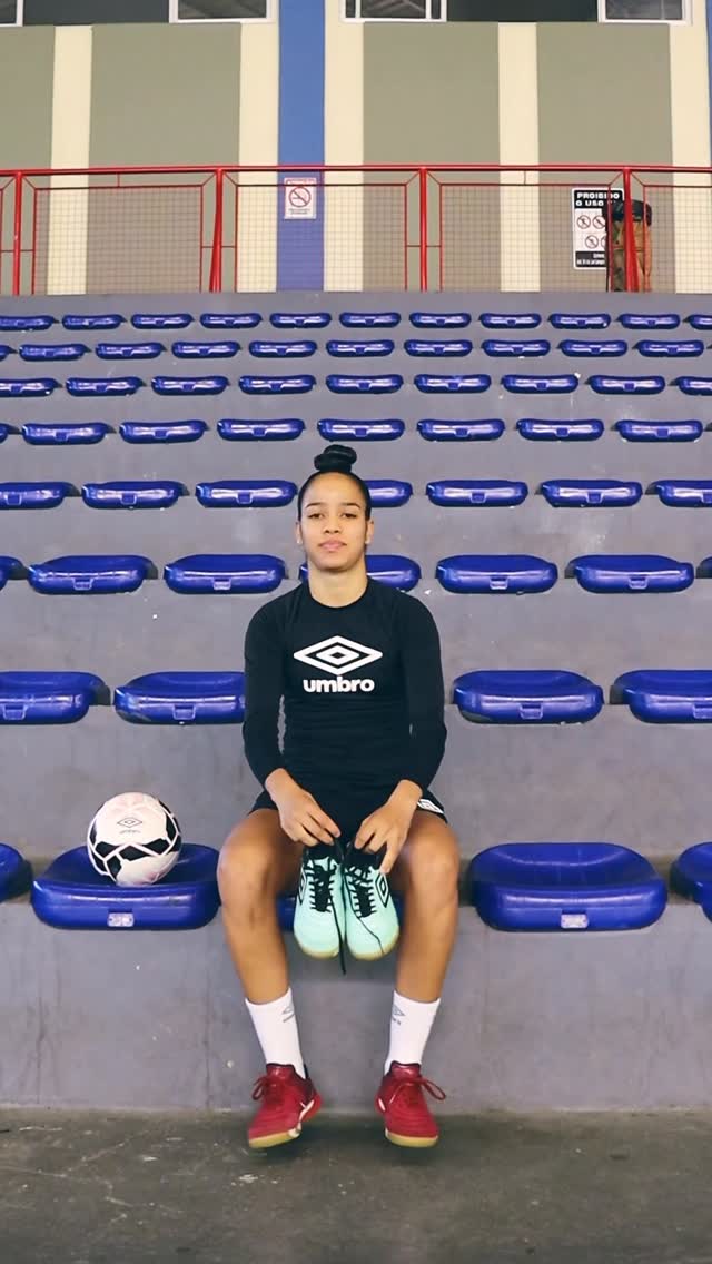 Hora de trocar a cerejinha 🍒👟 Oq vocês acharam da cor nova? 
@umbrobrasil já tô apegada nessa nova cor ein, tá linda demais 🤍

Bright Emerald Series. 💚

#umbrobrasil #futsalfeminino #adamant
