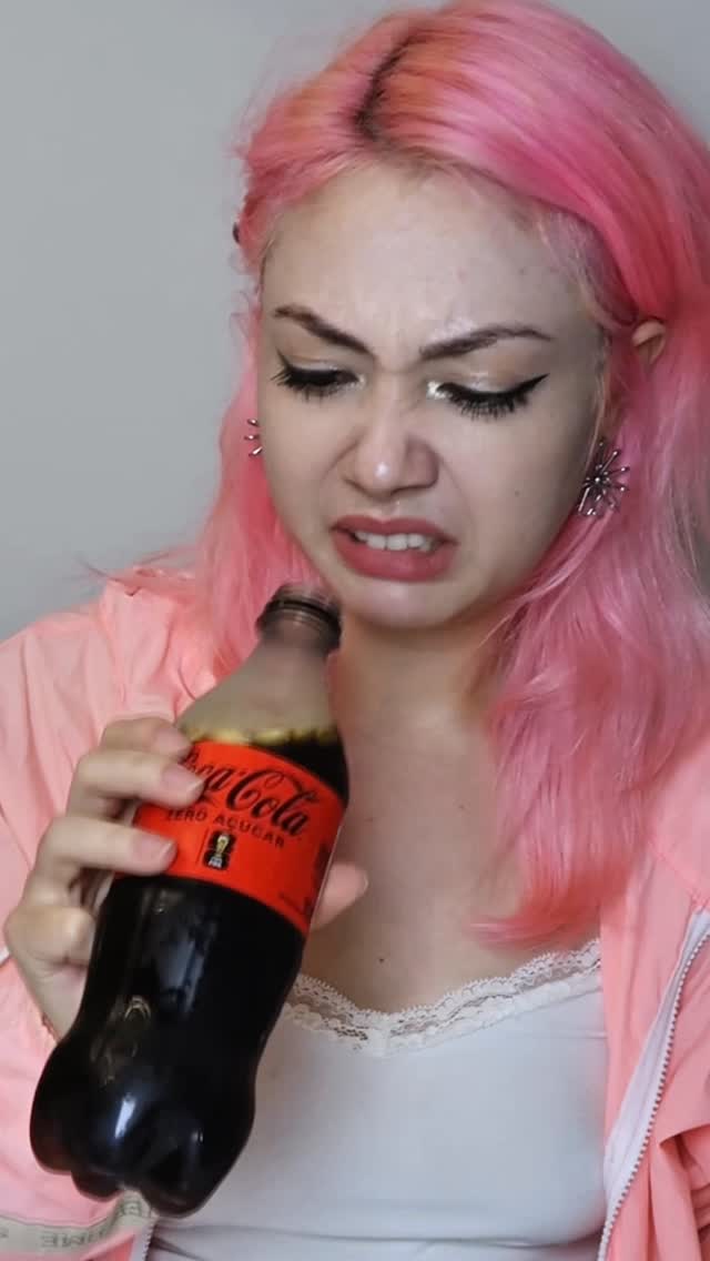 Vi um vídeo do @victorhan provando coca cola com amendoim e como uma viciada em coquinha gelada PRECISEI provar. 

Você tomaria?