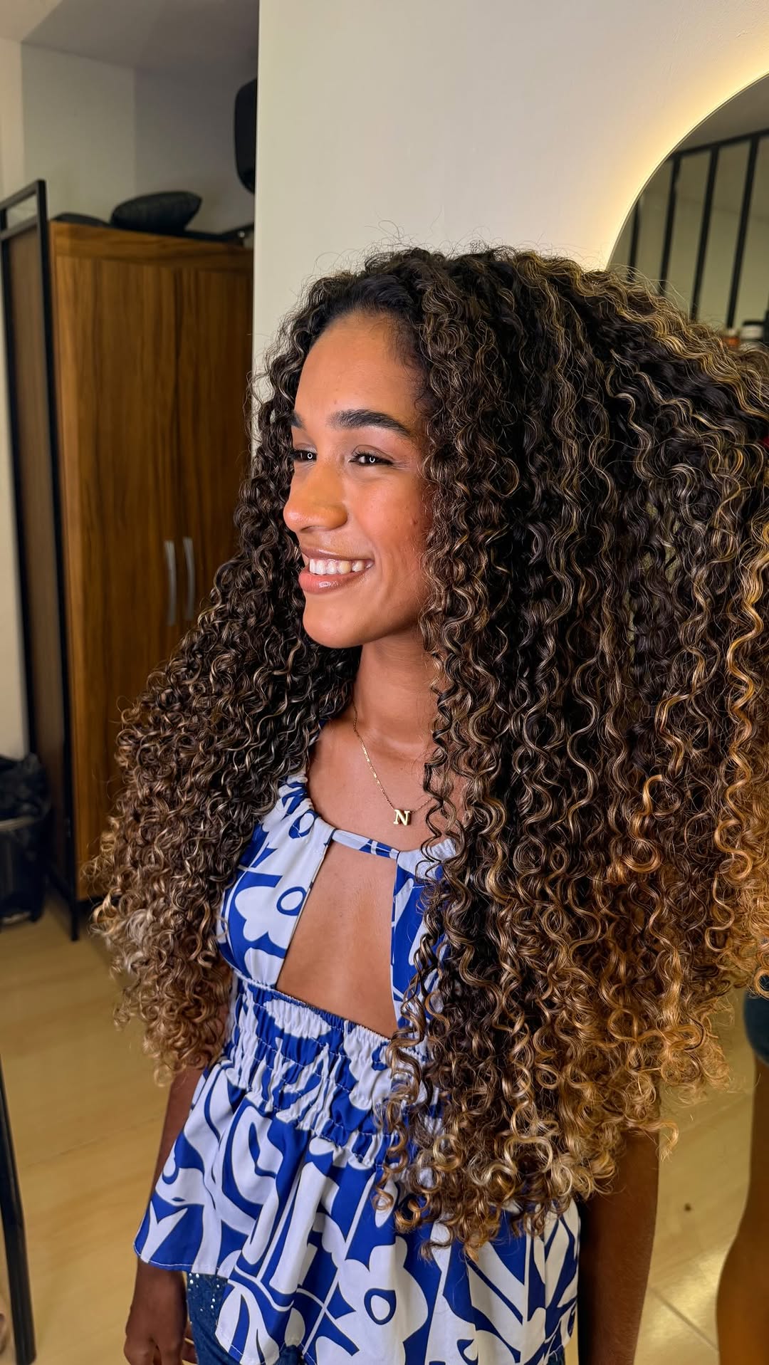 Iluminado que é a cara do verão ☀️✨
Realçando a beleza natural, trazendo luz, leveza e aquele brilho que combina com dias quentes e cheios de vida! 💛##

#iluminado #cachosiluminados #especialistaemcachos