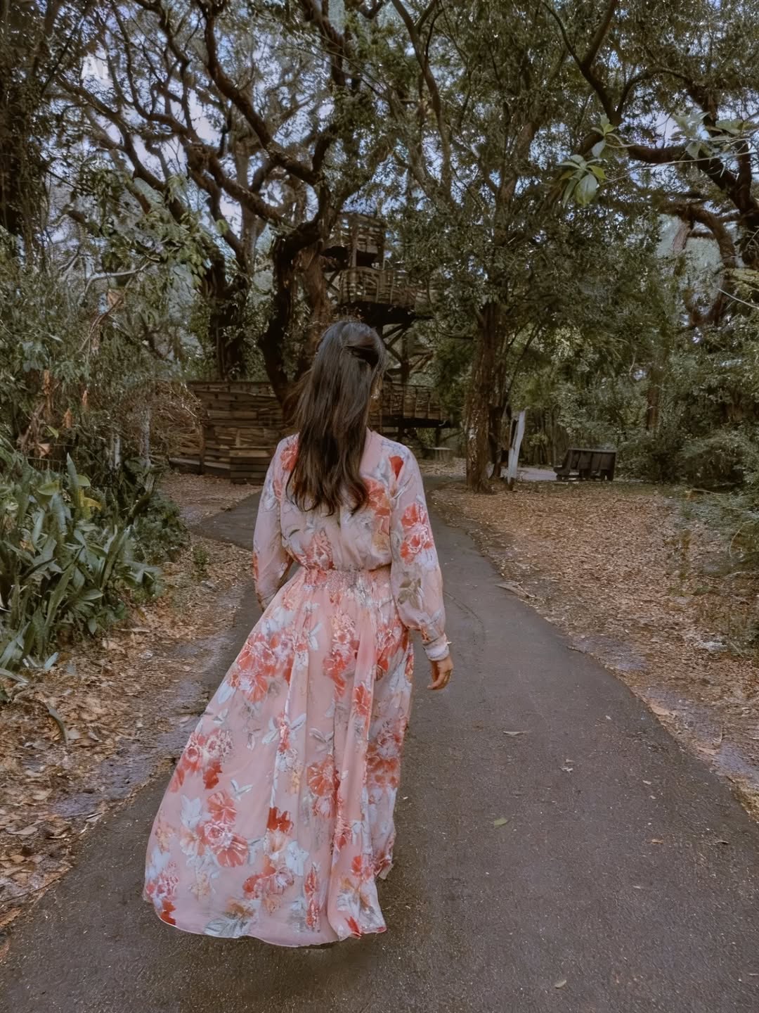 Alegrando-me naquilo que ainda não vejo, sabendo que Ele é Bom e que Nele não há mudança, nem sequer a mínima sombra de variação.

Em meio ao caos em que vivemos, por certo, somente Jesus é constante e capaz de nos oferecer alguma estabilidade, cuja certeza de eficácia vem garantida na qualidade única Dele de simplesmente “Ser”, desde sempre e pra sempre. 

As estações mudam, mas Ele continua sendo o mesmo. 
Nós mudamos, Ele não. 🧡