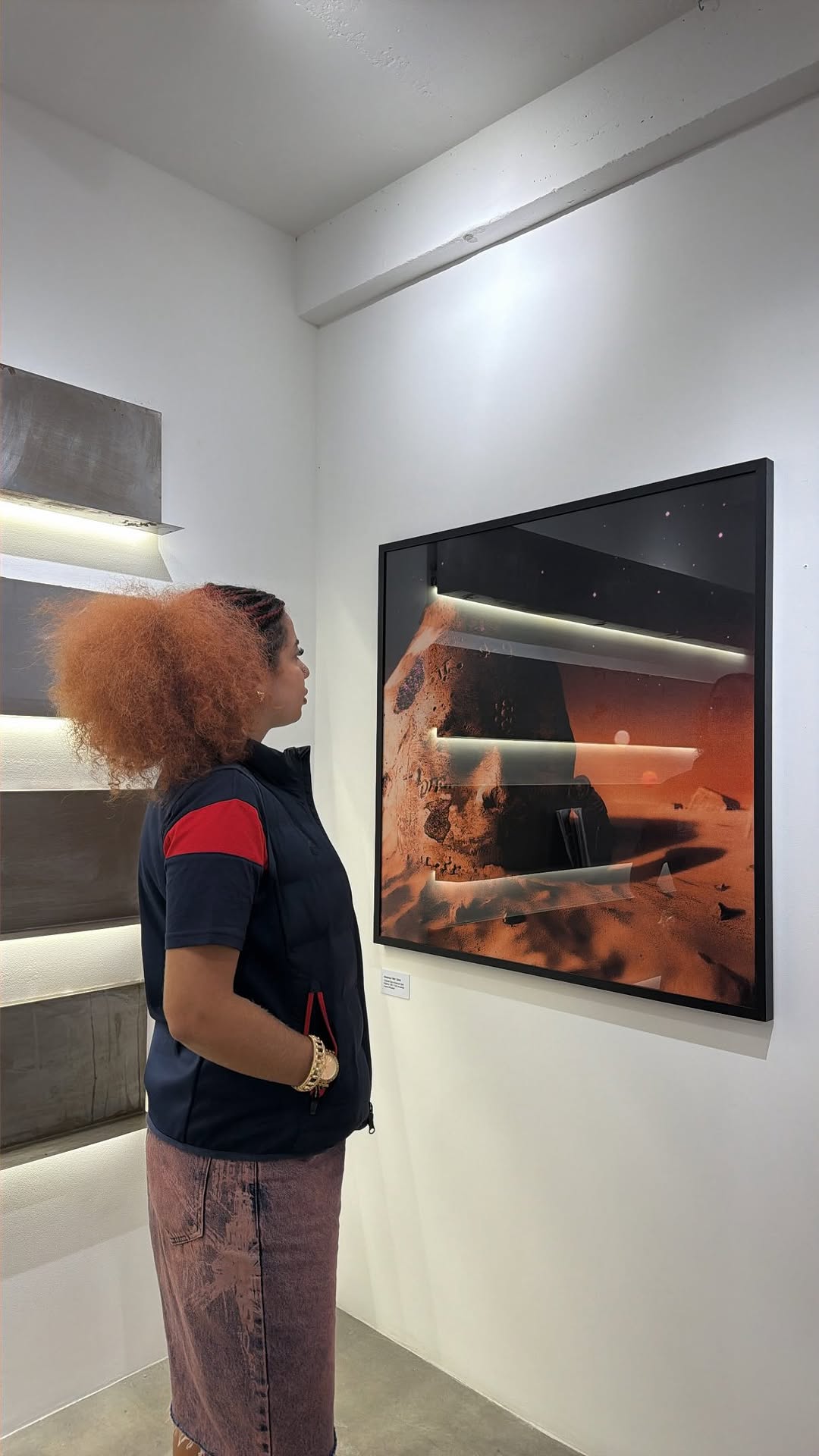 Visitei a exposição MR. Vestígios: O Processo como Obra, na @notthesamoanexo, e quero te mostrar um pouco do que encontrei por lá.
Com curadoria de @culturalcaio, a mostra reúne obras distribuídas entre quadros, fotografias, esculturas, um minidocumentário e outras linguagens, propondo uma imersão no universo de MR., projeto de @yunkvino.

🫵🏽 A exposição está aberta para visitação das 10h às 18h, até o dia 03/05, com entrada gratuita.
A programação do fim de semana inclui uma visita guiada com