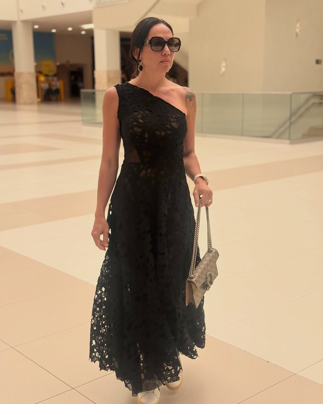 Elegância não é sobre ocasião.
É sobre presença.

Entre o clássico e o inesperado, eu escolho o que me representa.

@atelierosanamiranda 

#altacostura 
#fashionstyle